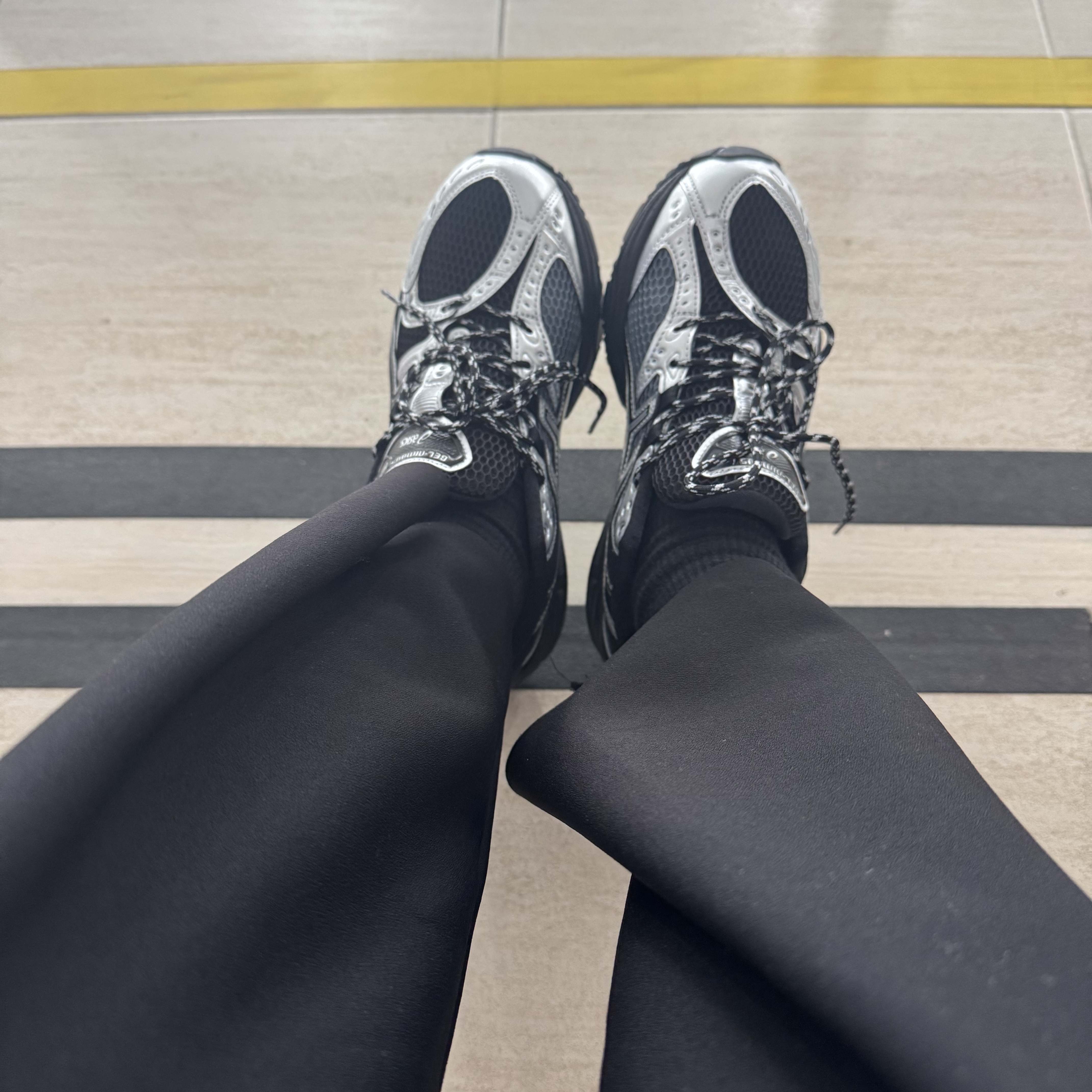 Asics Gel-Nimbus 10.1 Black Pure Silver - Korea Exclusive 착용 스타일