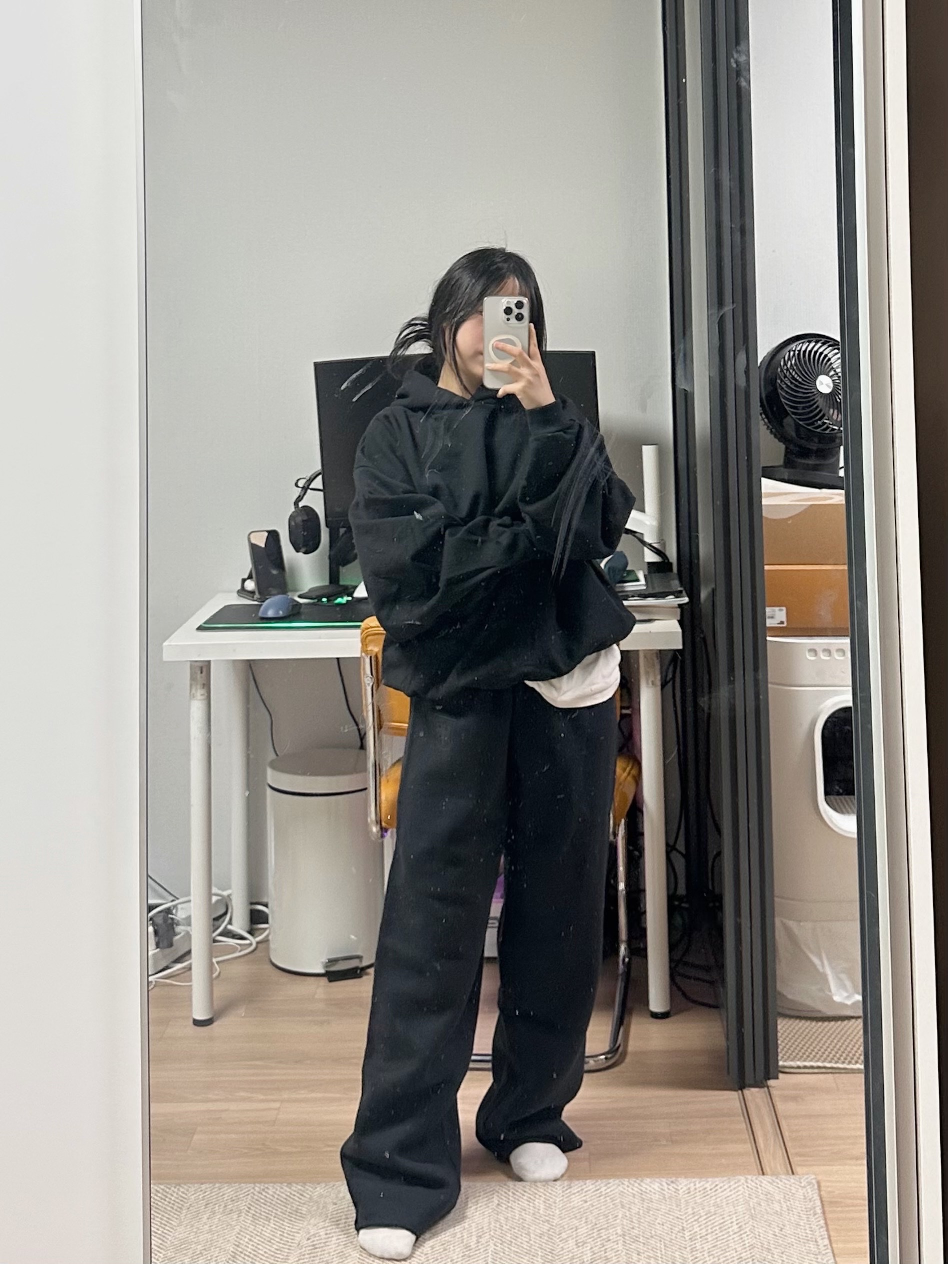 Yeezy x Gosha Rubchinskiy YZY Black Dogs Hoodie Black, Yeezy Vultures Pants Black 착용 스타일 - 1
