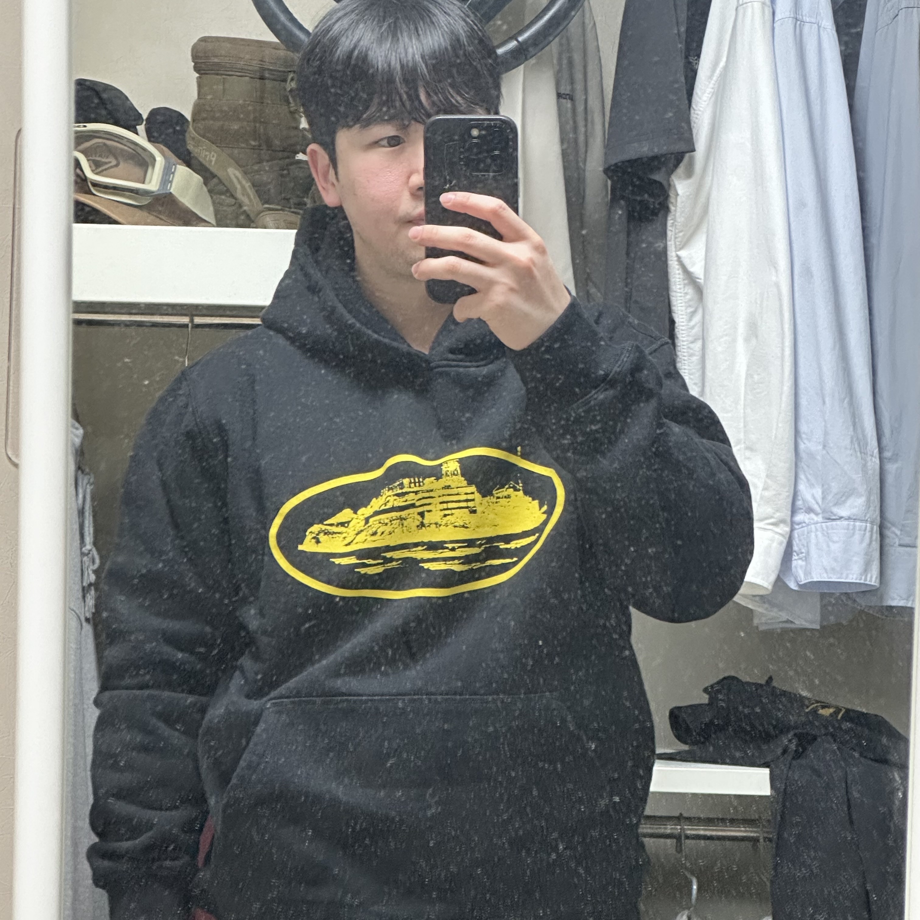 Corteiz Alcatraz Hoodie V2 Black Yellow 착용 스타일