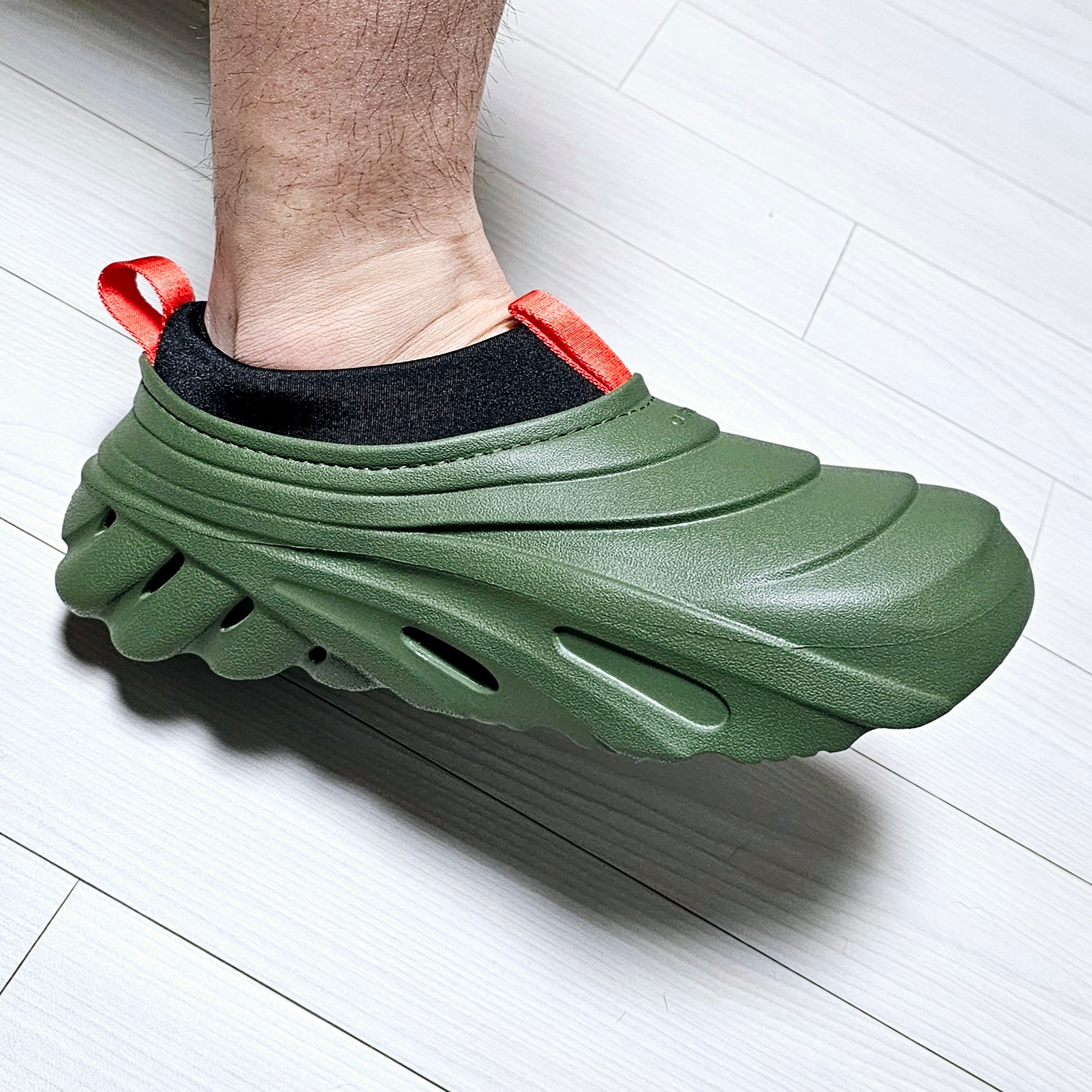Crocs Echo Storm Army Green 착용 스타일