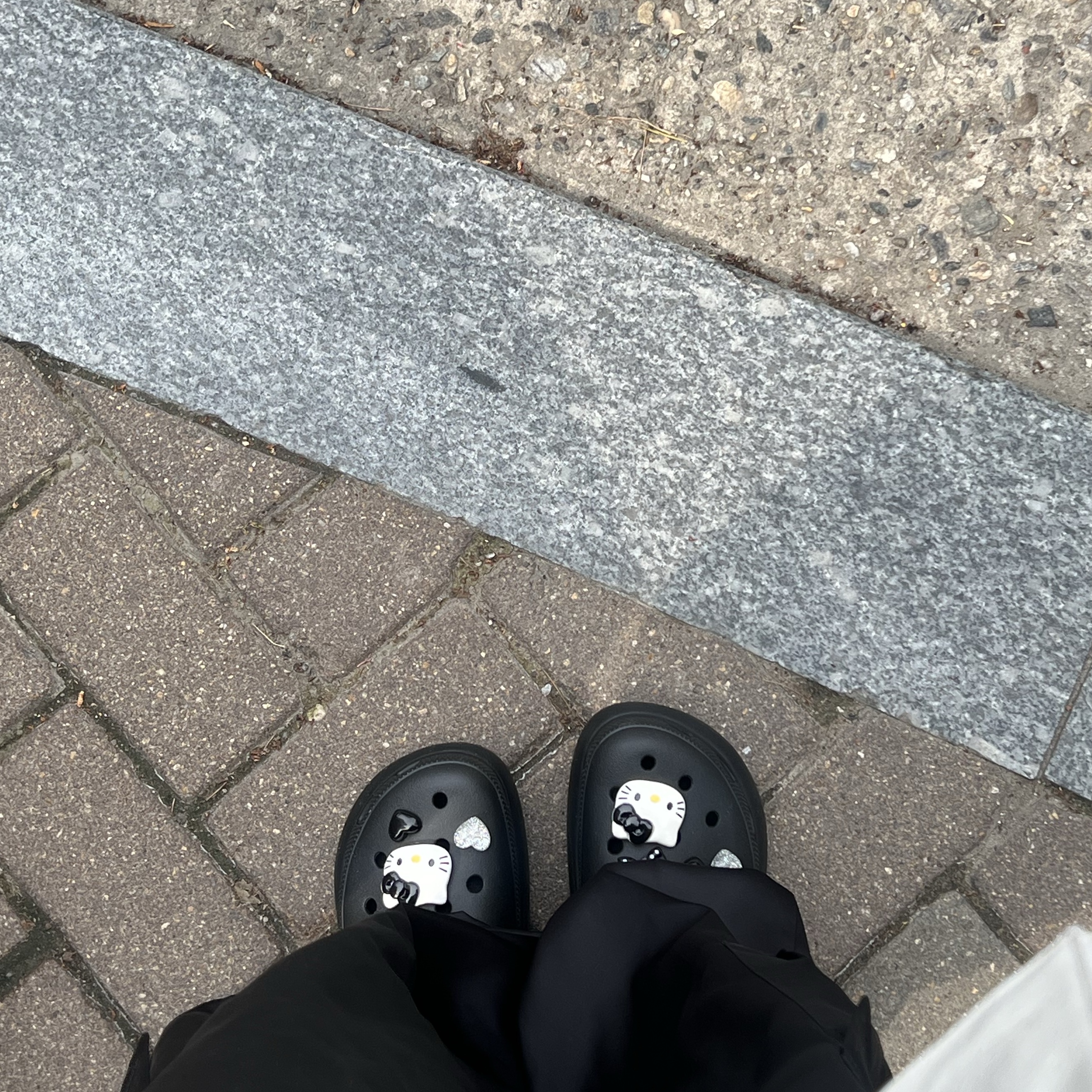 Crocs Classic Crush Clog Black 착용 스타일