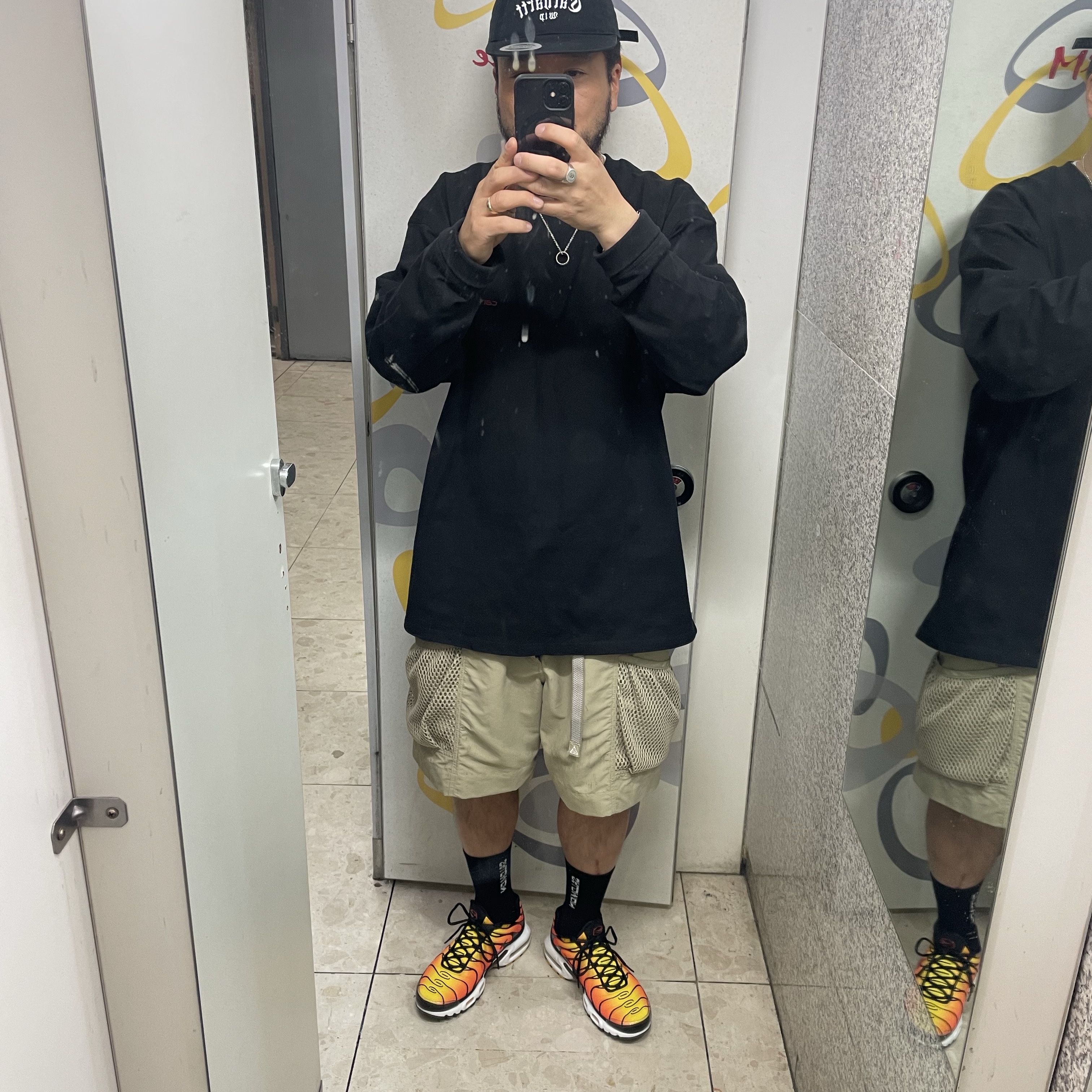 Nike ACG Snowgrass Cargo Shorts Khaki Light Iron Ore - Asia 착용 스타일