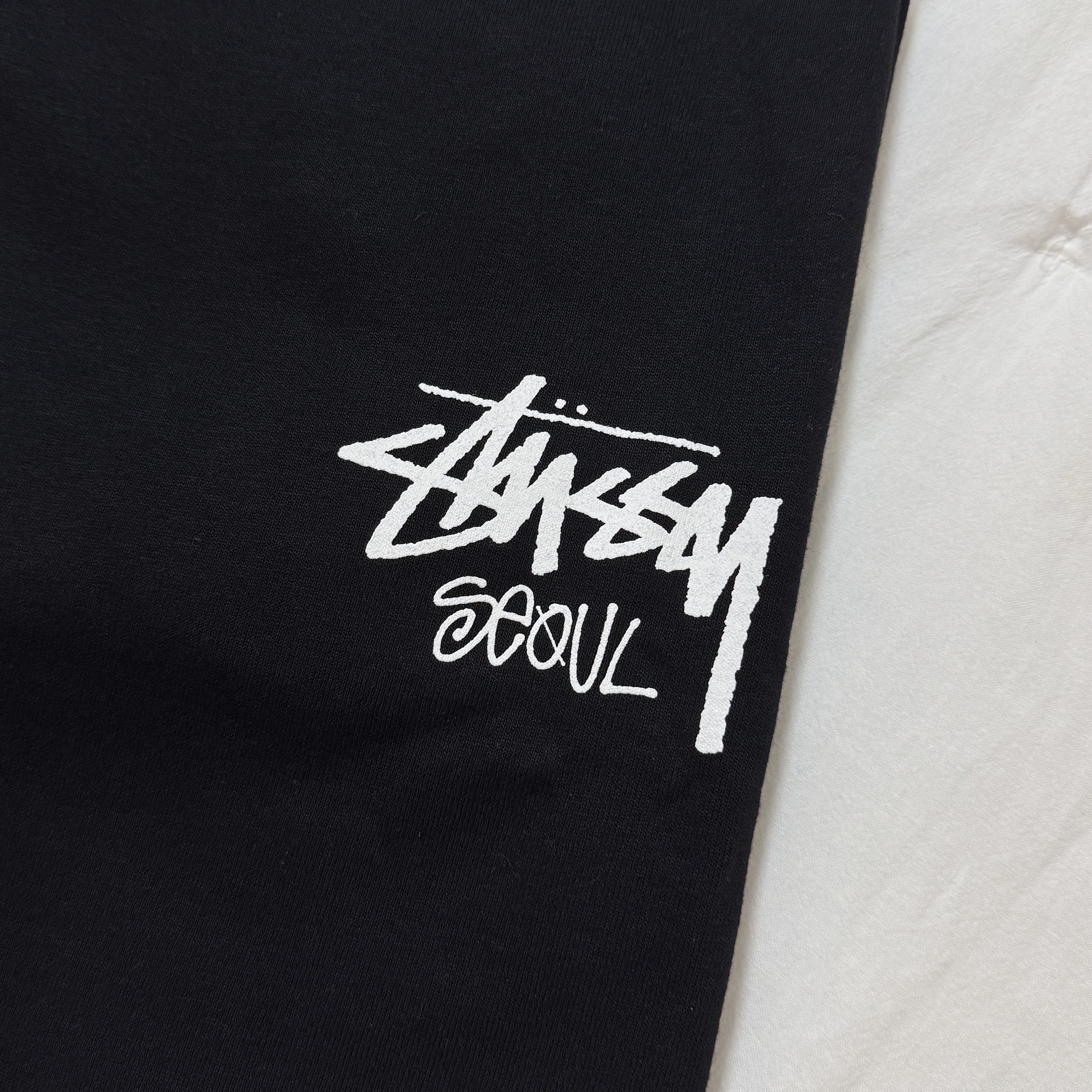 Stussy Stock Seoul T-Shirt Black 착용 스타일 - 3
