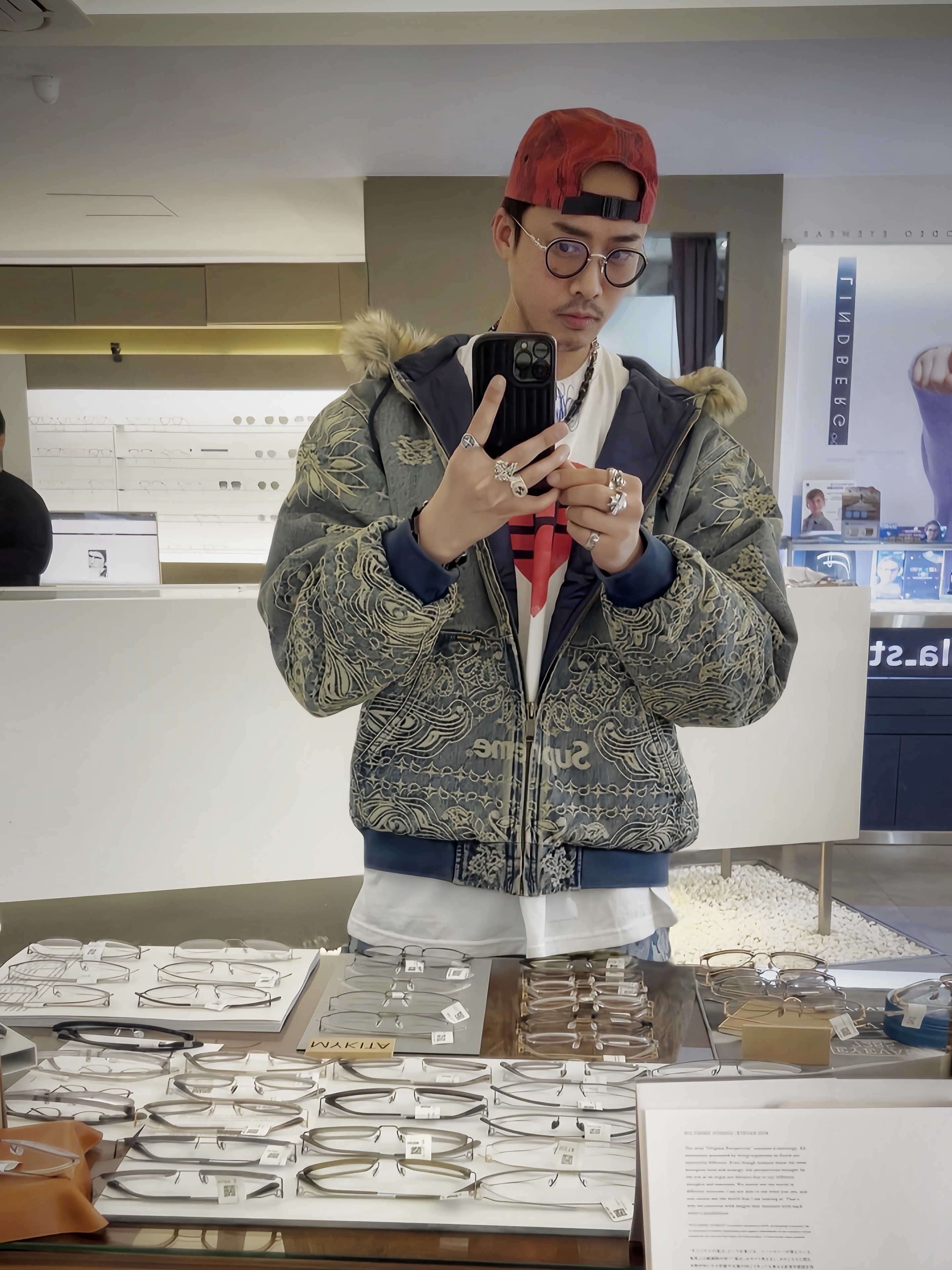 Supreme Flames Jacquard Denim Camp Cap Washed Red - 23SS, Supreme Announcing T-Shirt White - 25SS 착용 스타일 - 1
