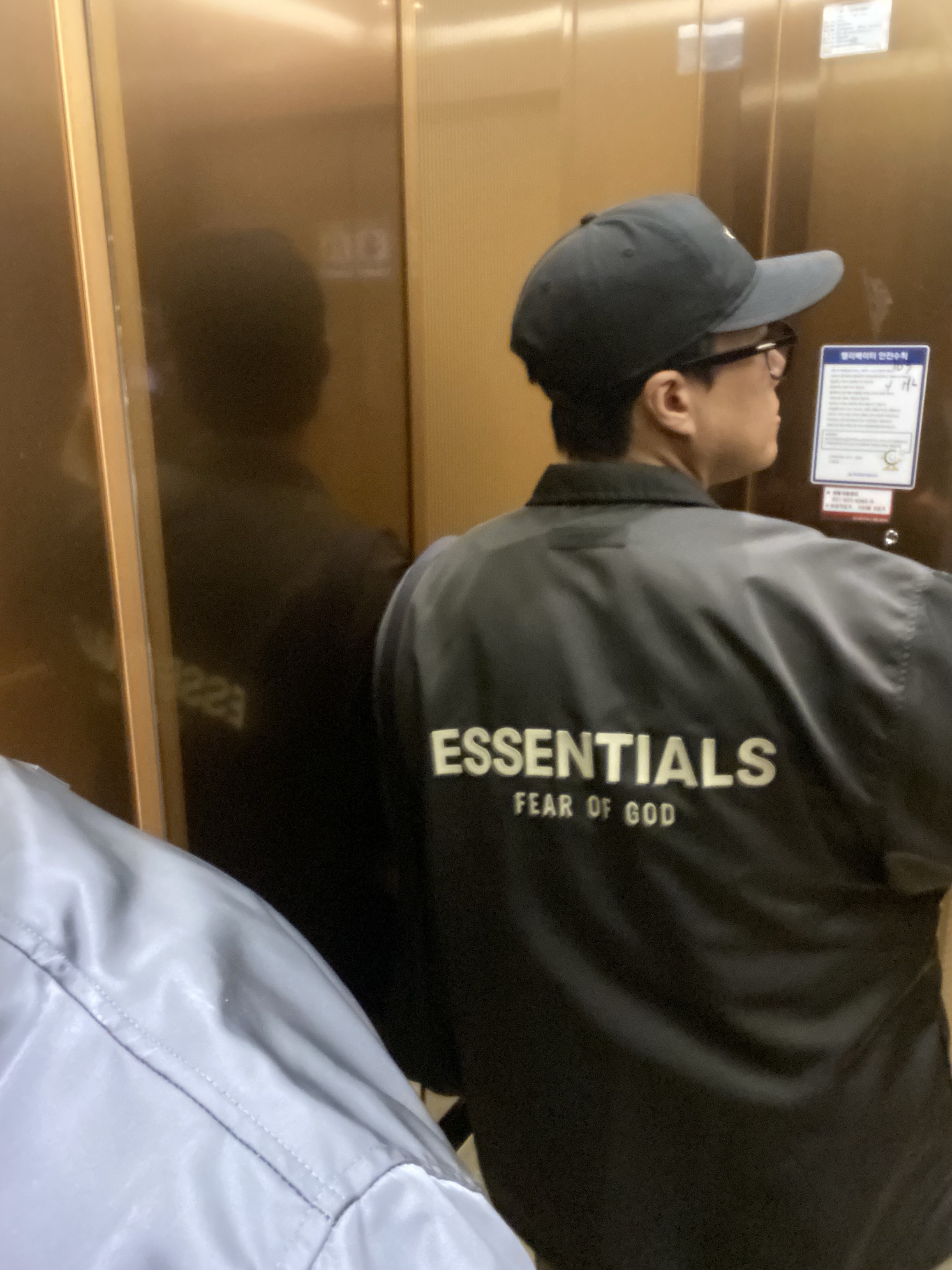 Essentials x New Era Retro Crown Strapback Black, Essentials Coaches Jacket Iron - 22SS 착용 스타일 - 2