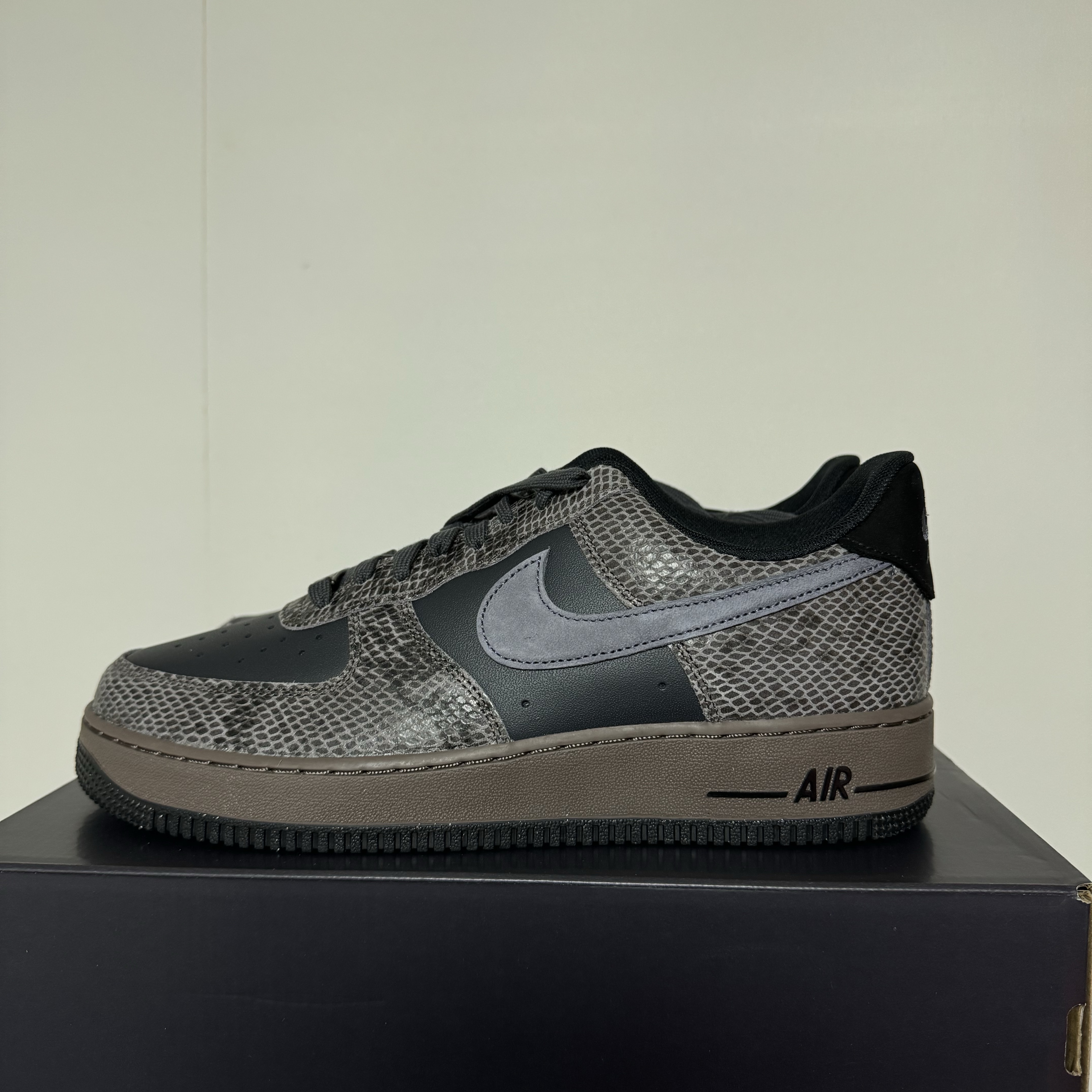 Nike Air Force 1 Low Snakeskin Off Noir Light Carbon 착용 스타일
