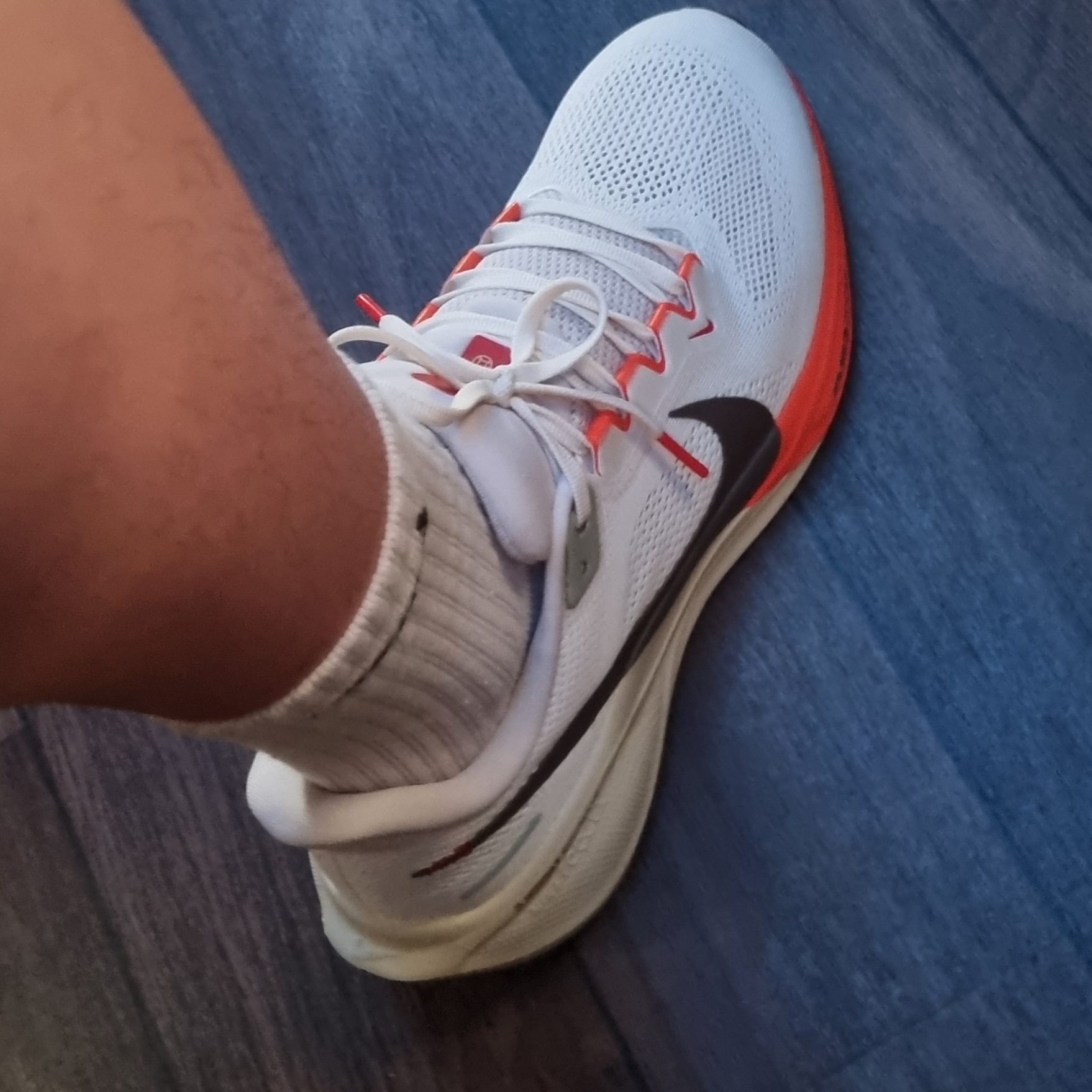 Nike Air Zoom Pegasus 41 Sail Light Khaki 착용 스타일