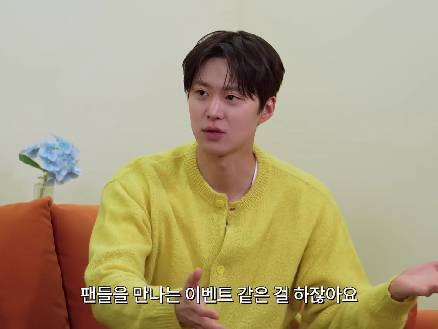 STU Round Neck Cardigan Yellow 착용 스타일 - 2
