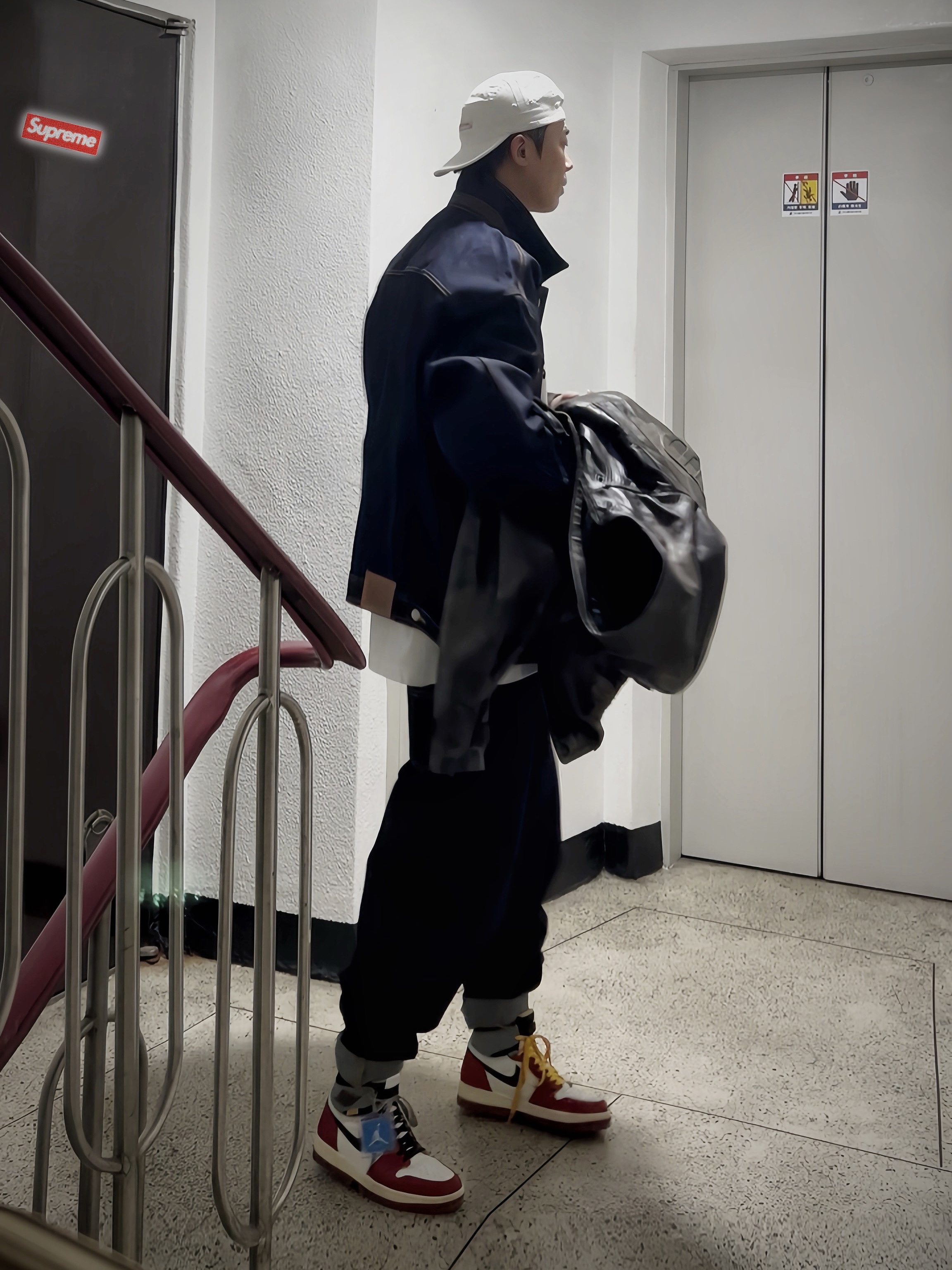 Supreme x MM6 Maison Margiela Painted Camp Cap White - 24SS, Supreme Cross Box Logo T-Shirt White - 20FW 착용 스타일 - 3