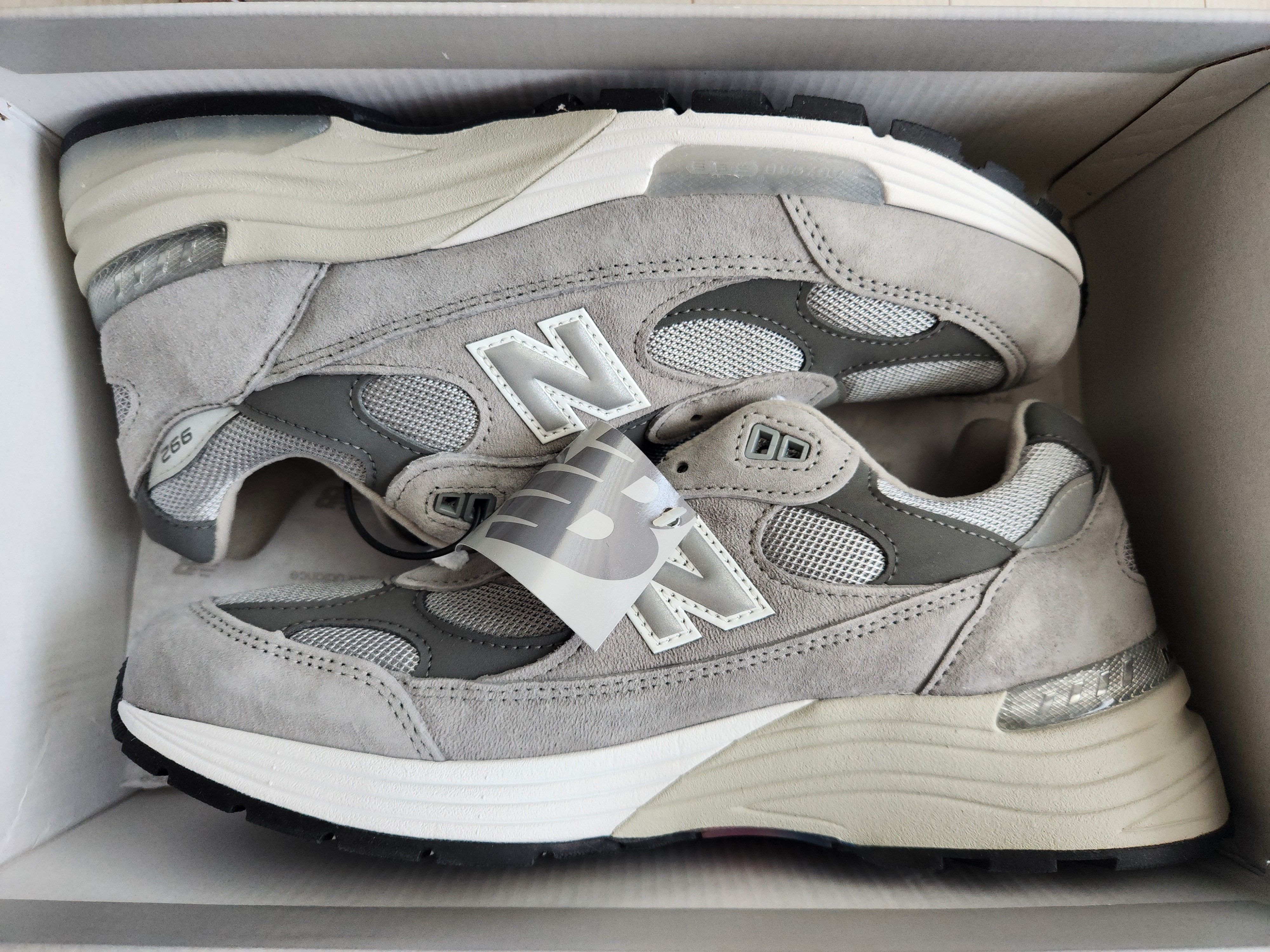 New Balance 992 Made in USA Core Grey Silver Metallic 착용 스타일 - 2