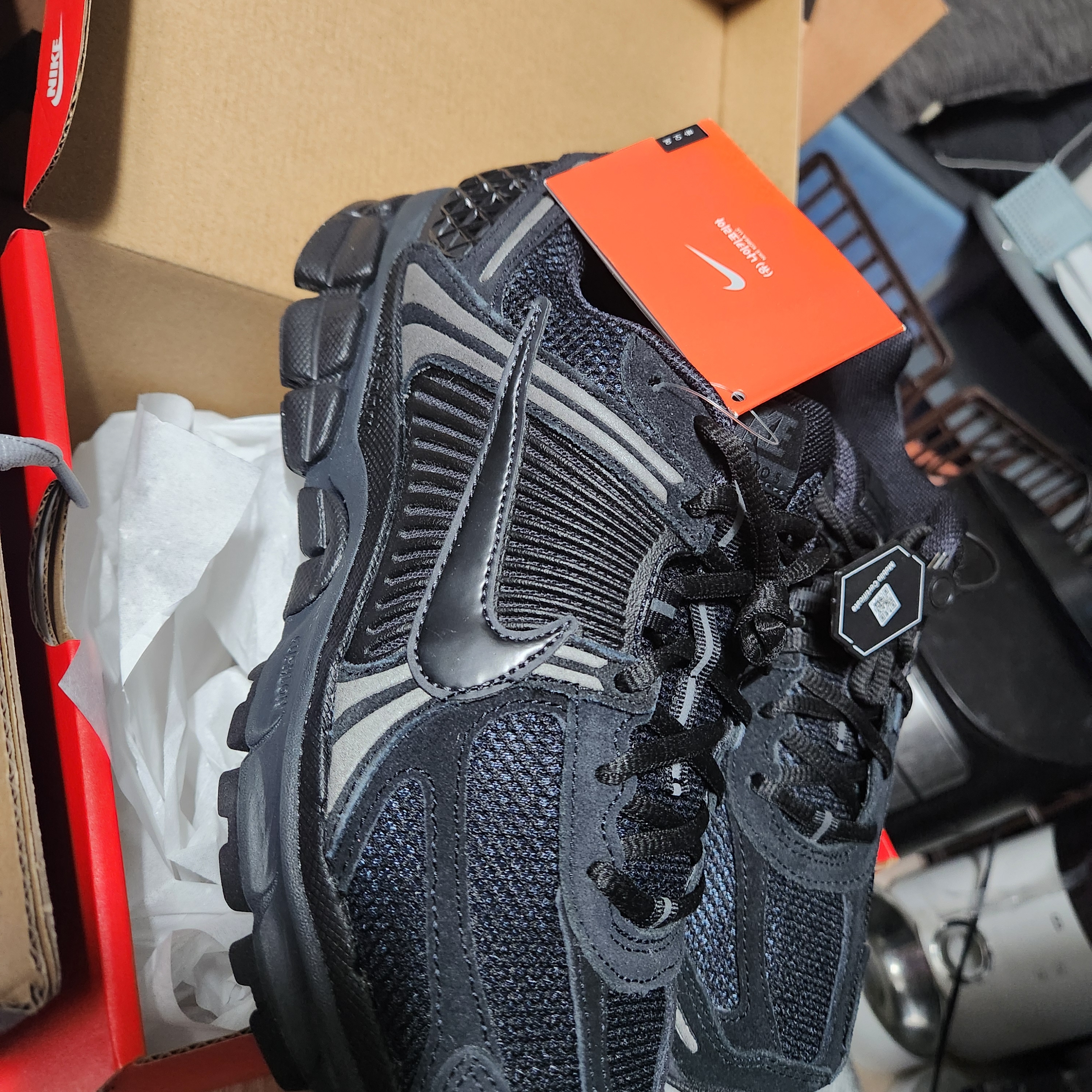 Nike Zoom Vomero 5 Black Anthracite Metallic Dark Grey 착용 스타일 - 2