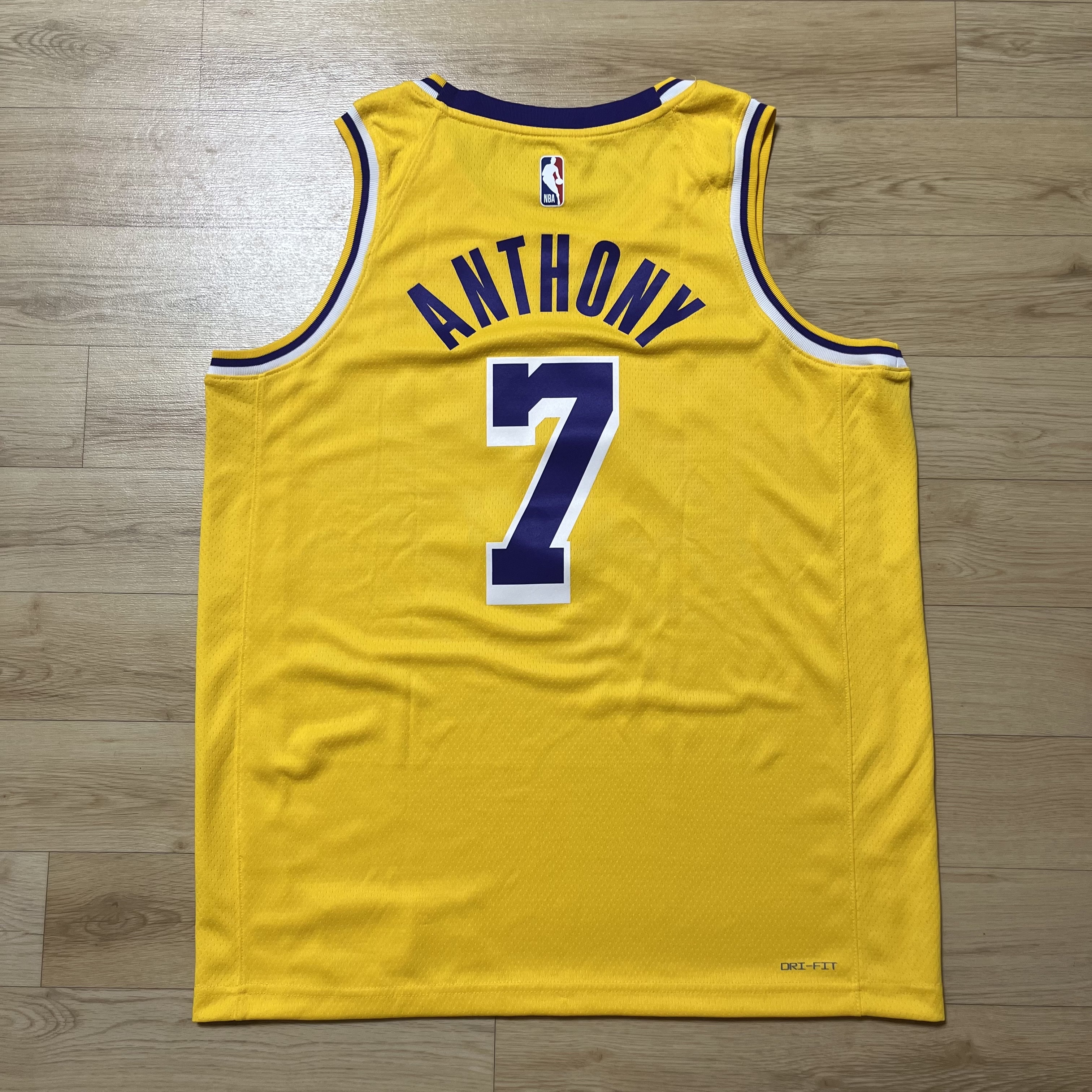 Nike LeBron James LA Lakers Icon Edition Jersey Amarillo 착용 스타일 - 2