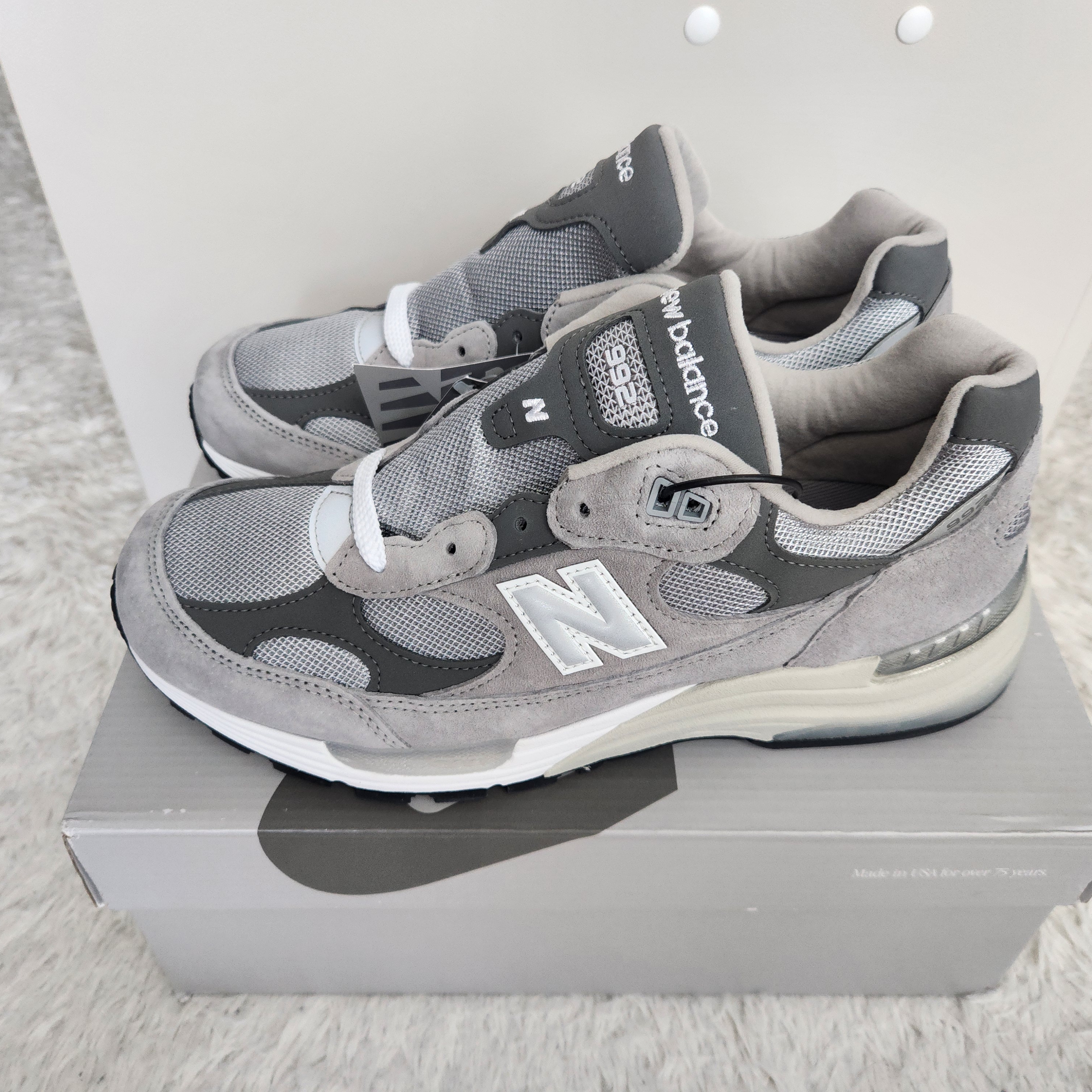 New Balance 992 Made in USA Core Grey Silver Metallic 착용 스타일