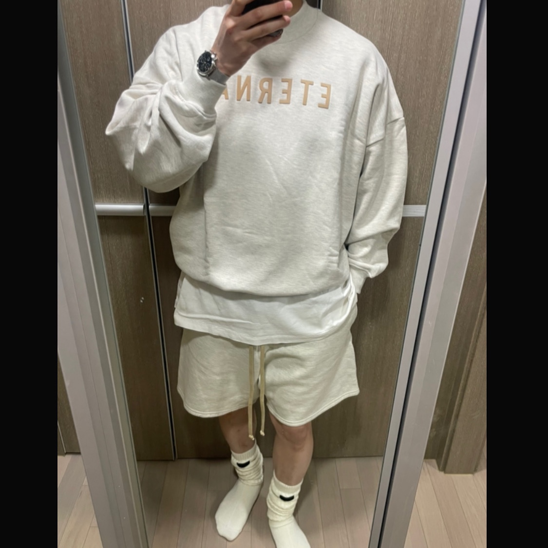 Fear of God Fleece Crewneck Warm Heather Oatmeal, Saint Mxxxxxx Saint S/S T-Shirt White 착용 스타일