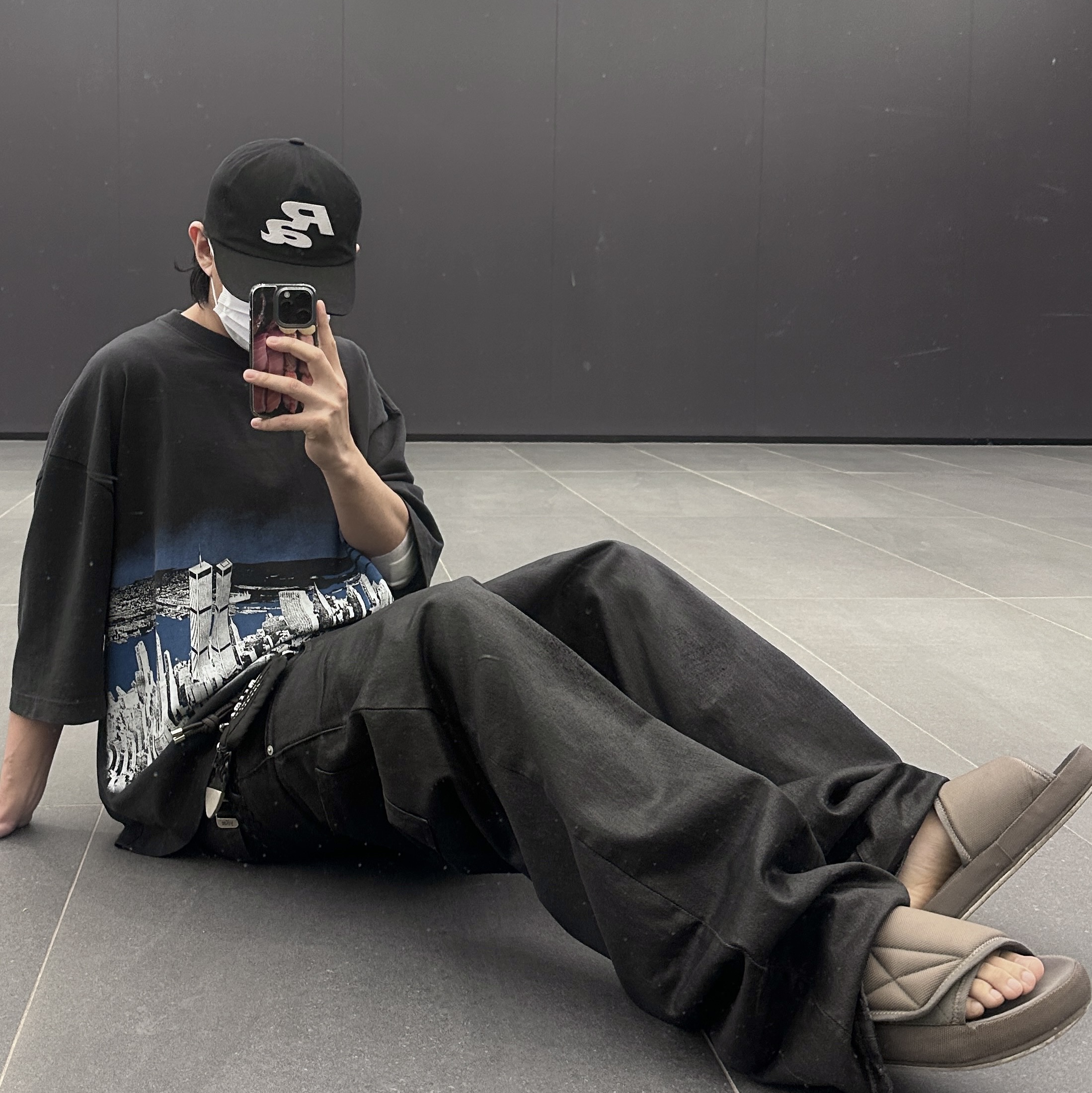 Yeezy Season 7 Nylon Slipper Graphite, (W) Adidas Adilenium Oversized Track Top Black - KR Sizing 착용 스타일 - 1