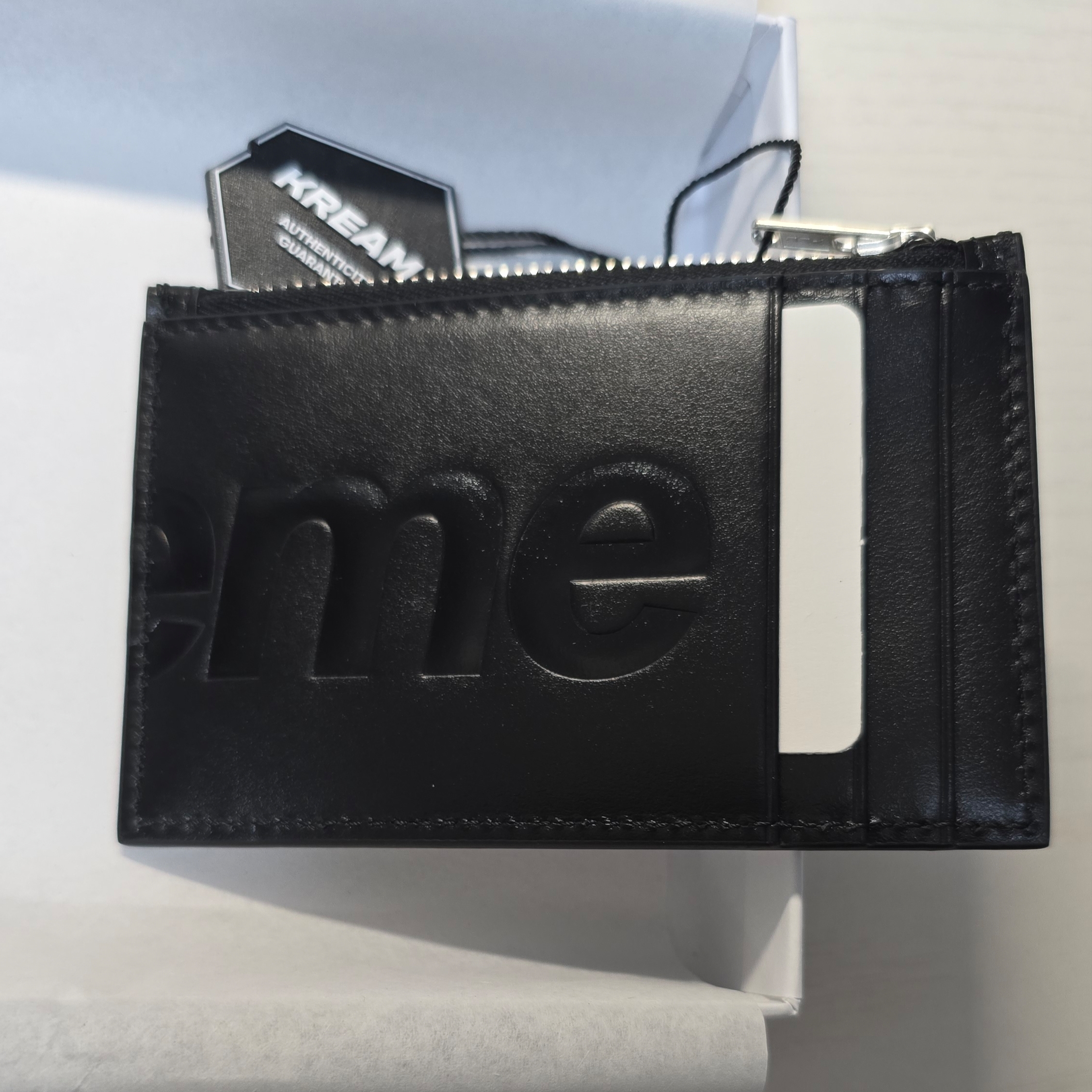 Supreme Leather Zip Card Holder Black 착용 스타일 - 2