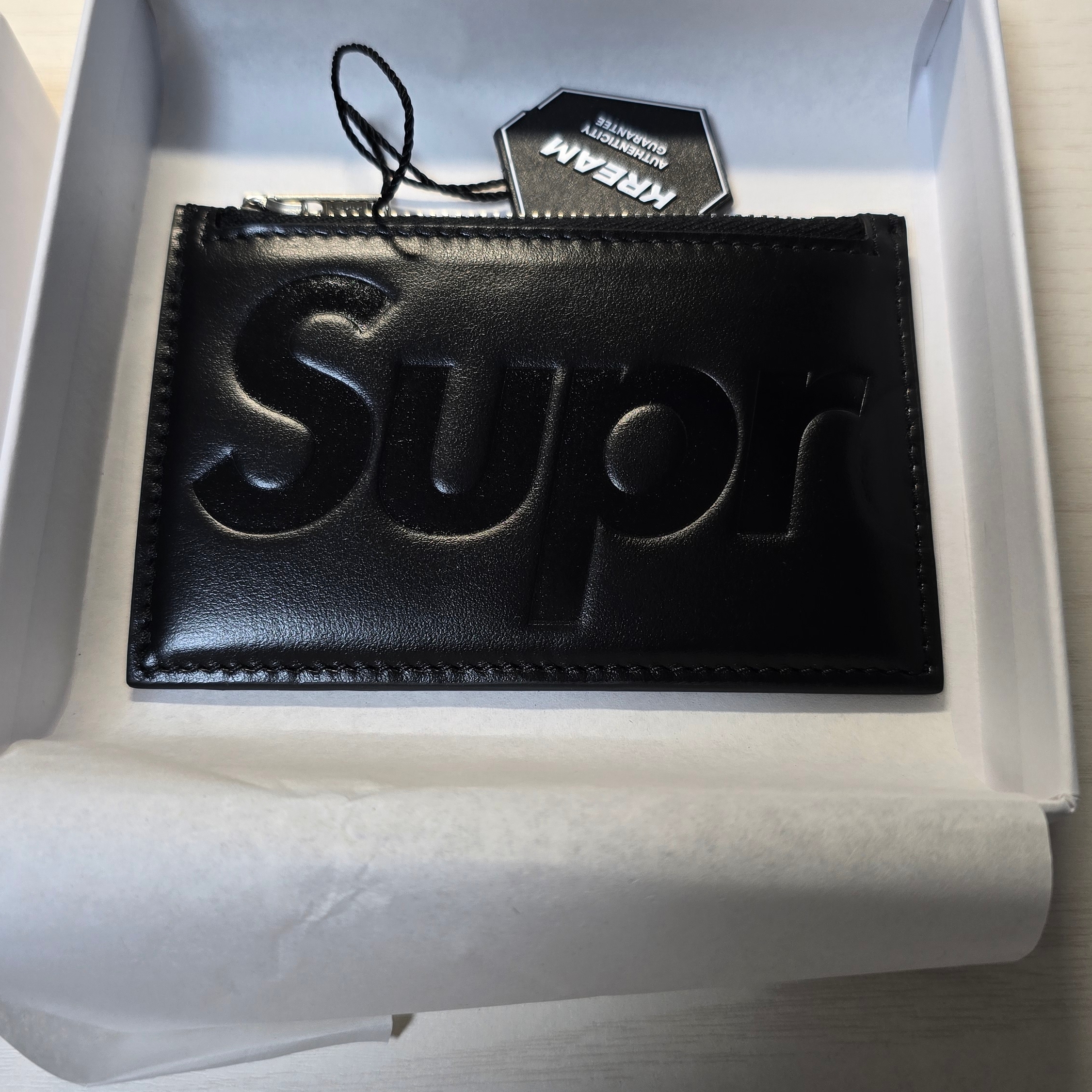 Supreme Leather Zip Card Holder Black 착용 스타일 - 1