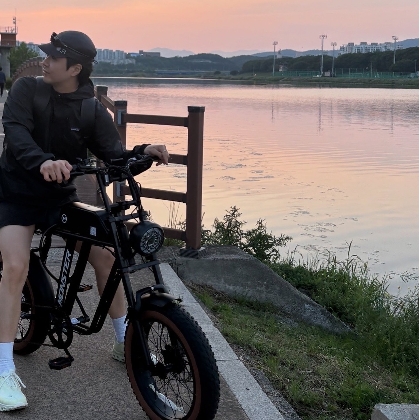 Patagonia Houdini Jacket Black/Black, On Running x Post Archive Faction (Paf) Cloudmonster 2 Seedling White 착용 스타일 - 1