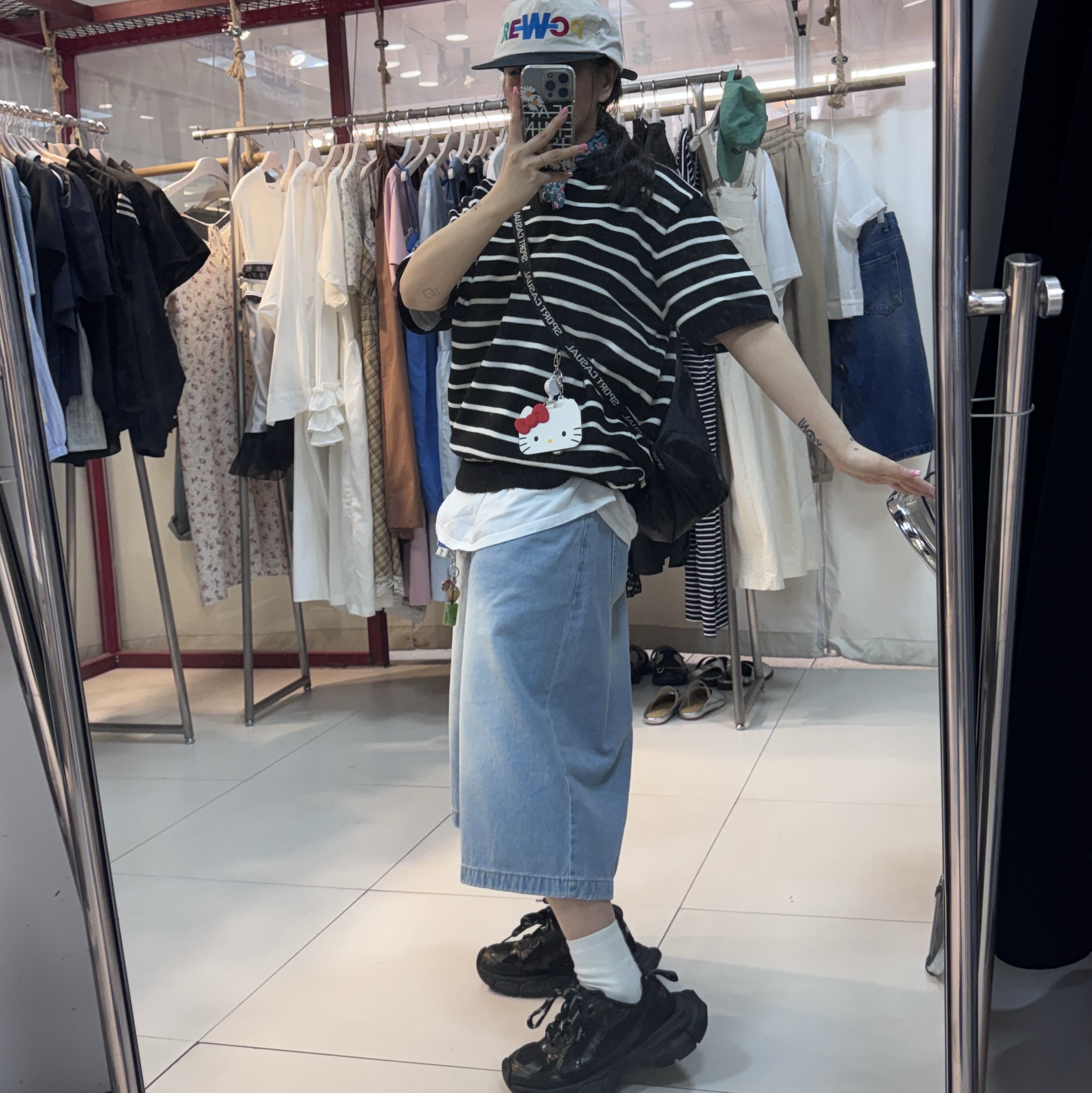 G-DRAGON Power Ball Cap White, (W) Balenciaga 3XL Sneakers Black 착용 스타일