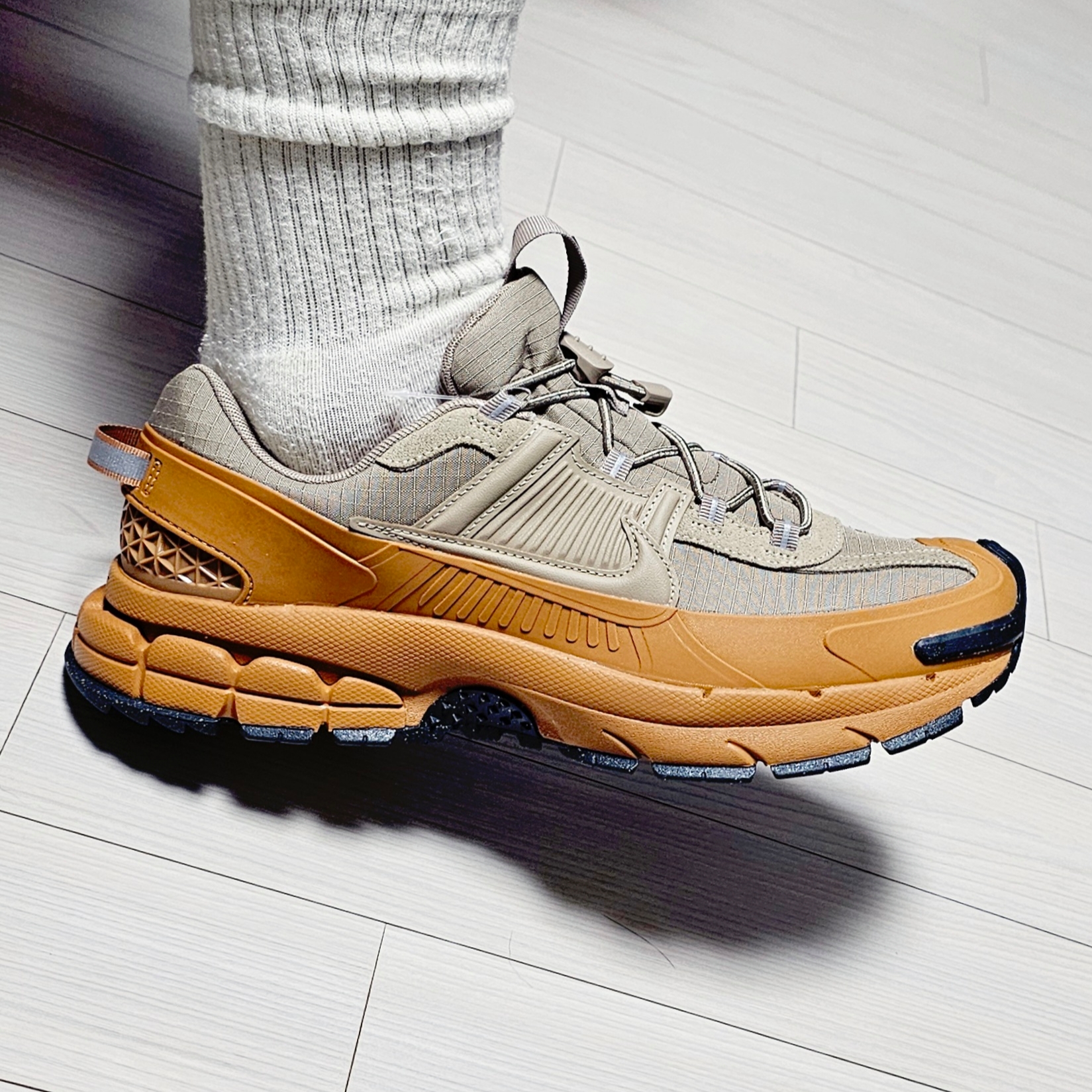 (W) Nike Zoom Vomero Roam Flax Anthracite 착용 스타일