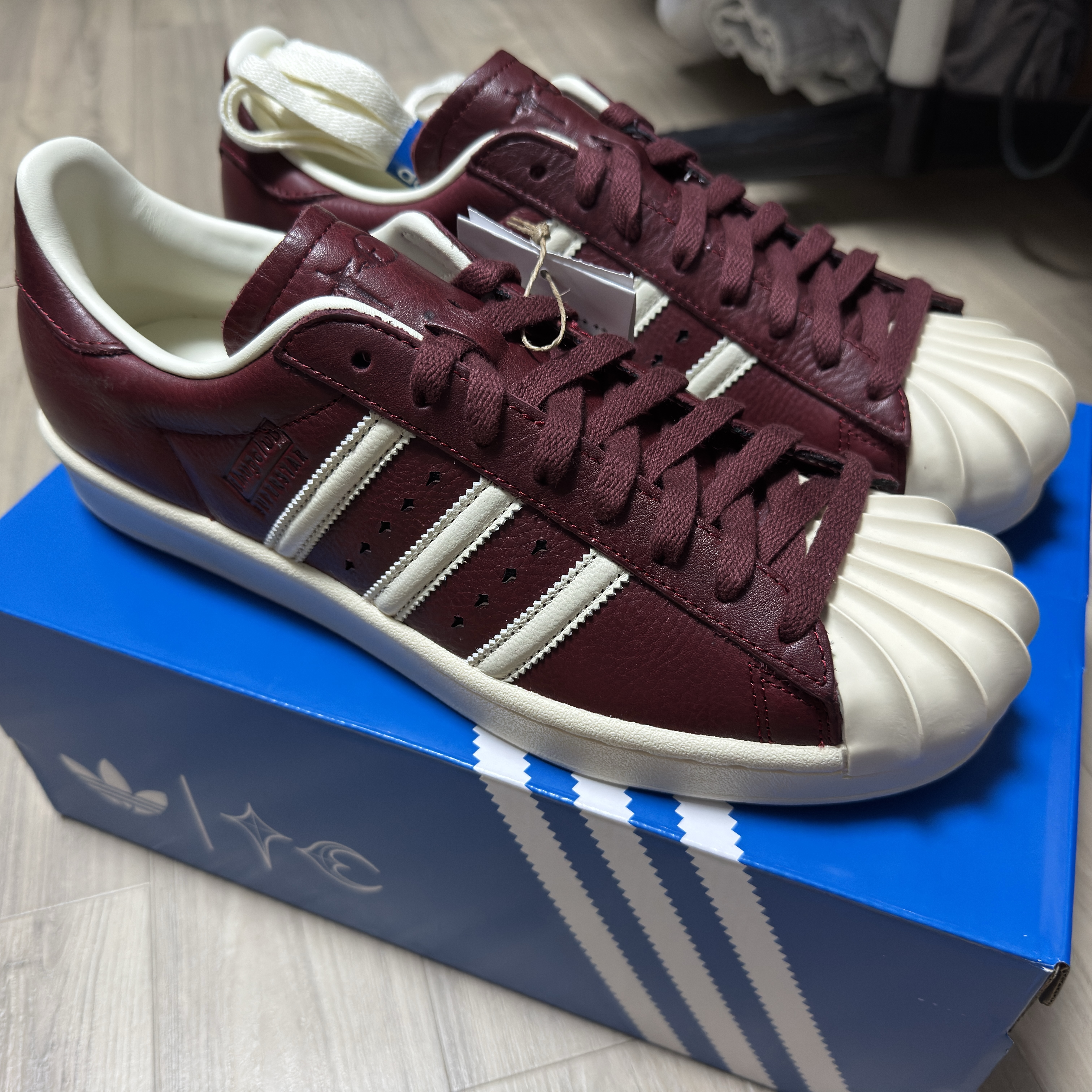 Adidas x Thug Club Superstar Vintage Collegiate Burgundy Cream White 착용 스타일 - 1