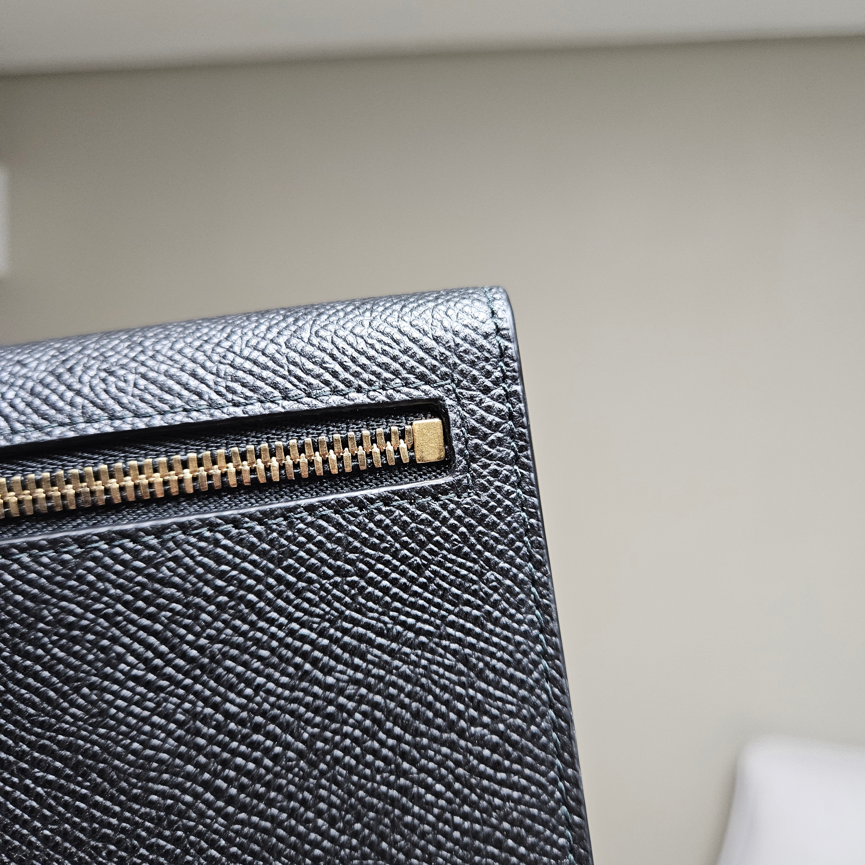 Ferragamo Gancini Continental Wallet Black 착용 스타일 - 2
