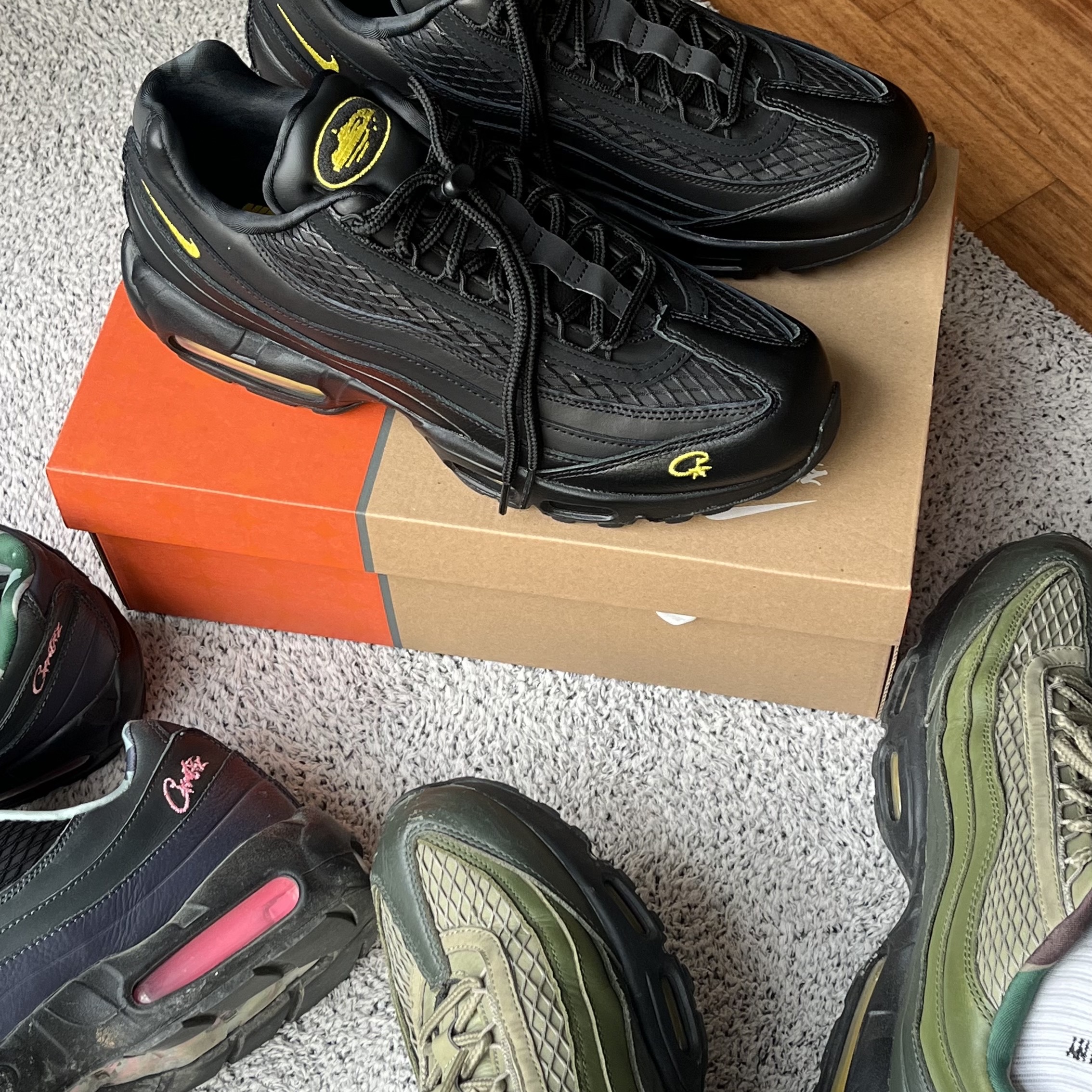 Nike x Corteiz Air Max 95 Black and Tour Yellow, Nike x Corteiz Air Max 95 Pink Beam 착용 스타일