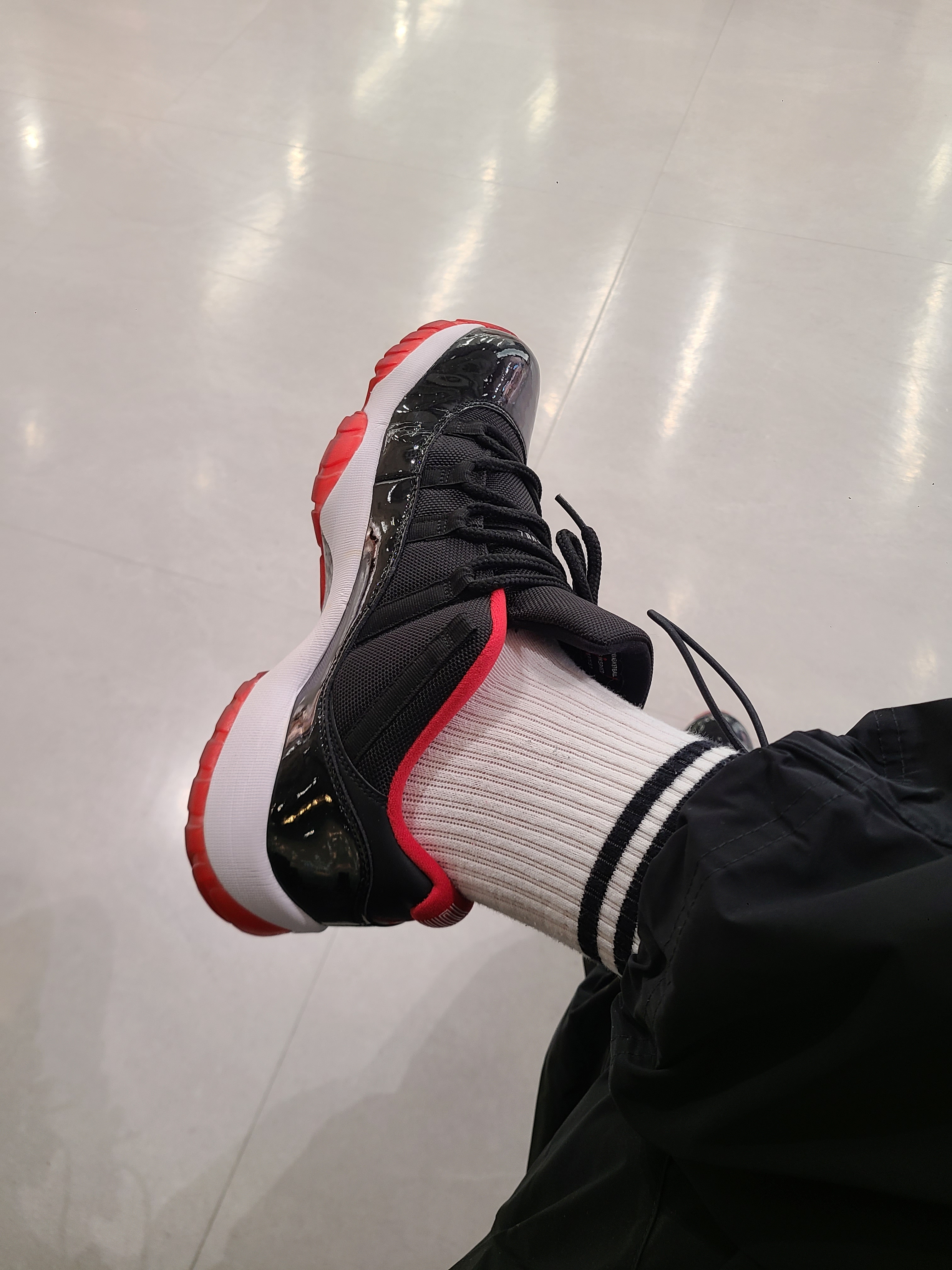 Nike x Off-White NRG Track Pants Black - US/EU, Jordan 11 Retro Low Bred 착용 스타일 - 3