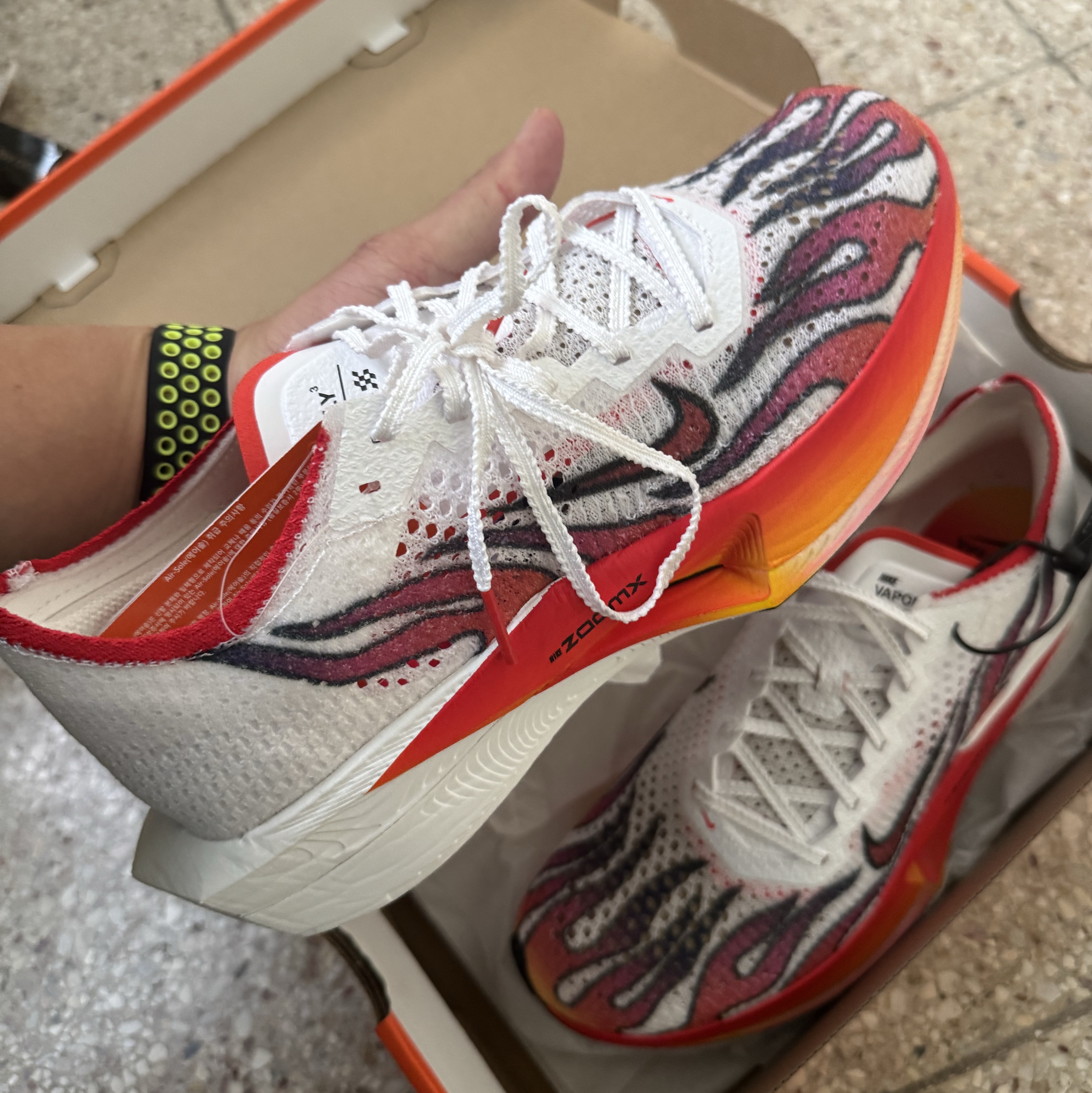 Nike ZoomX Vaporfly Next% 3 PRM White Habanero Red 착용 스타일