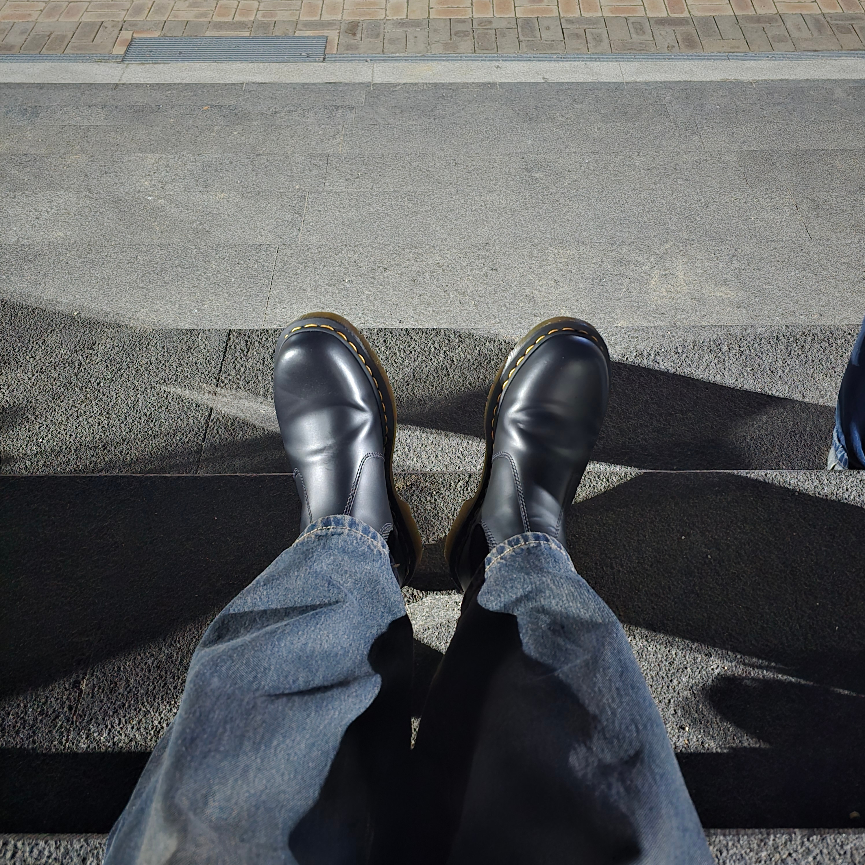 Dr. Martens 2976 Yellow Stitch Smooth Leather Chelsea Boots Black 착용 스타일 - 2