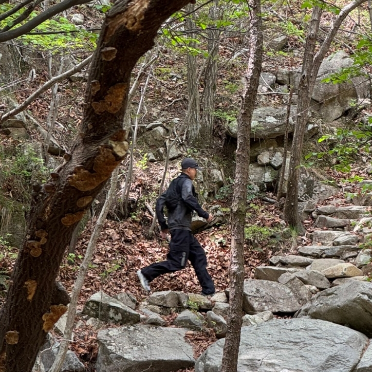 Arc'teryx System A Hangdog Jacket Blackite, And Wander x Gramicci Patchwork Wind Pant Black 착용 스타일 - 5