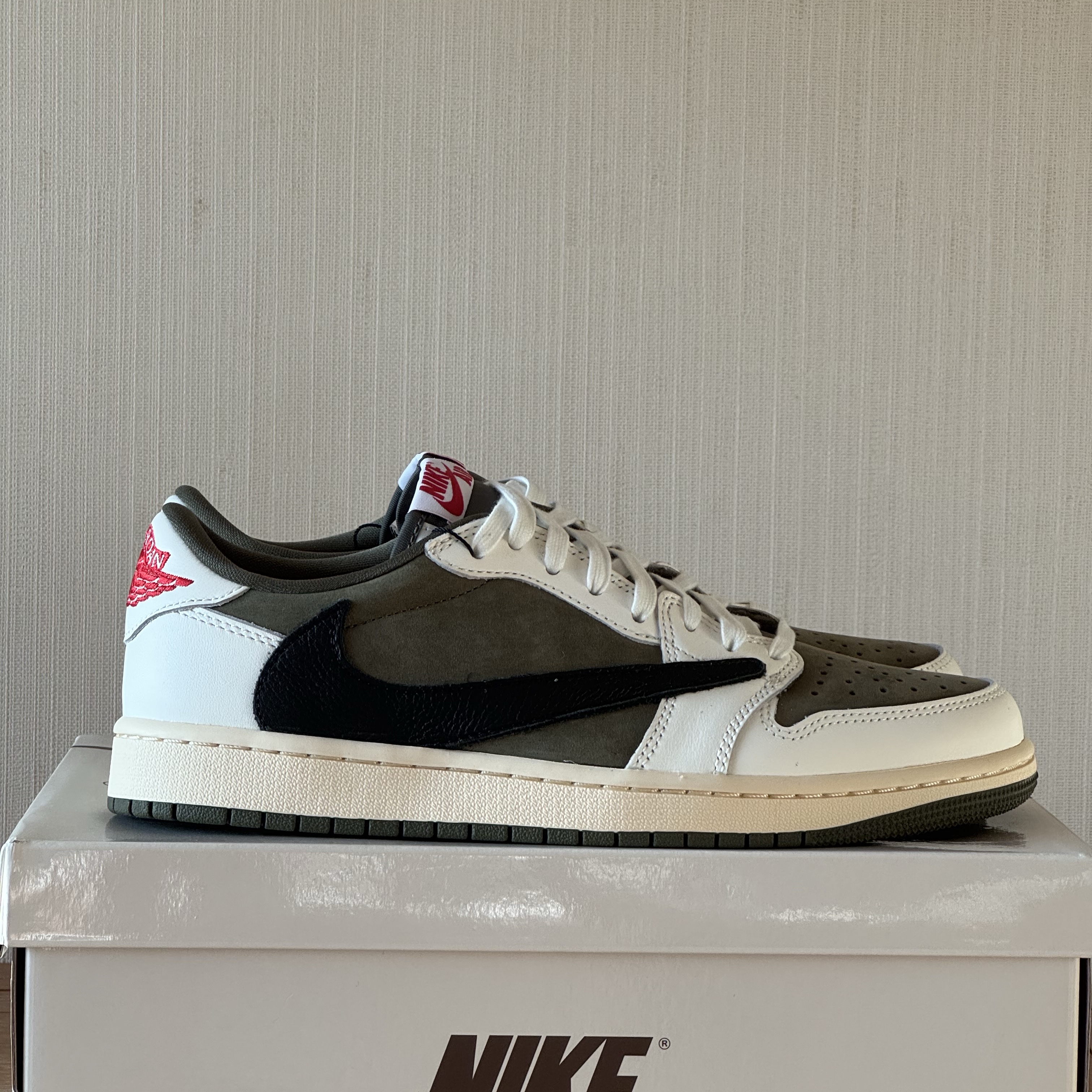 Jordan 1 x Travis Scott Retro Low OG SP Reverse Olive 착용 스타일