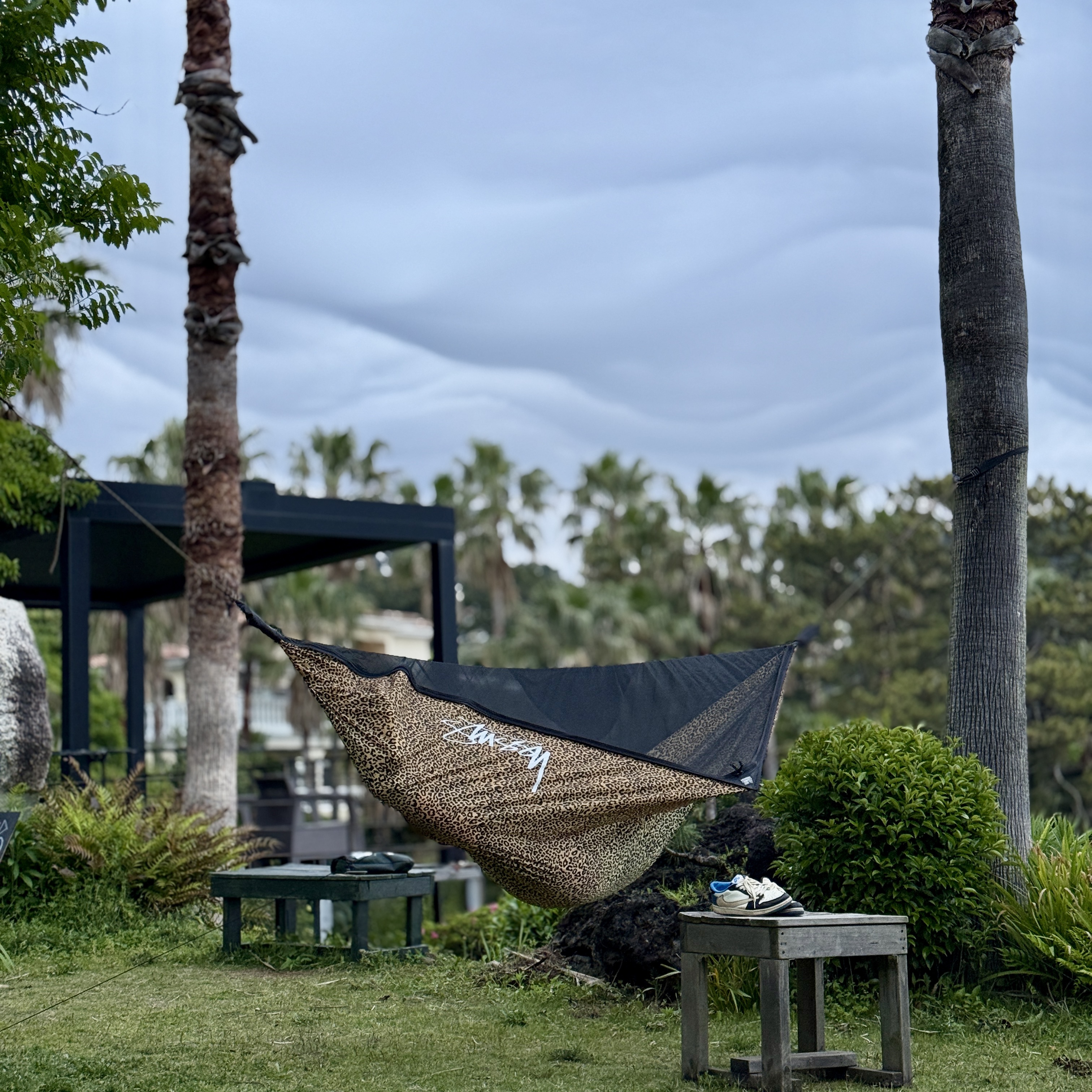 Stussy x Hennessy Expedition Zip Hammock Leopard Print 착용 스타일
