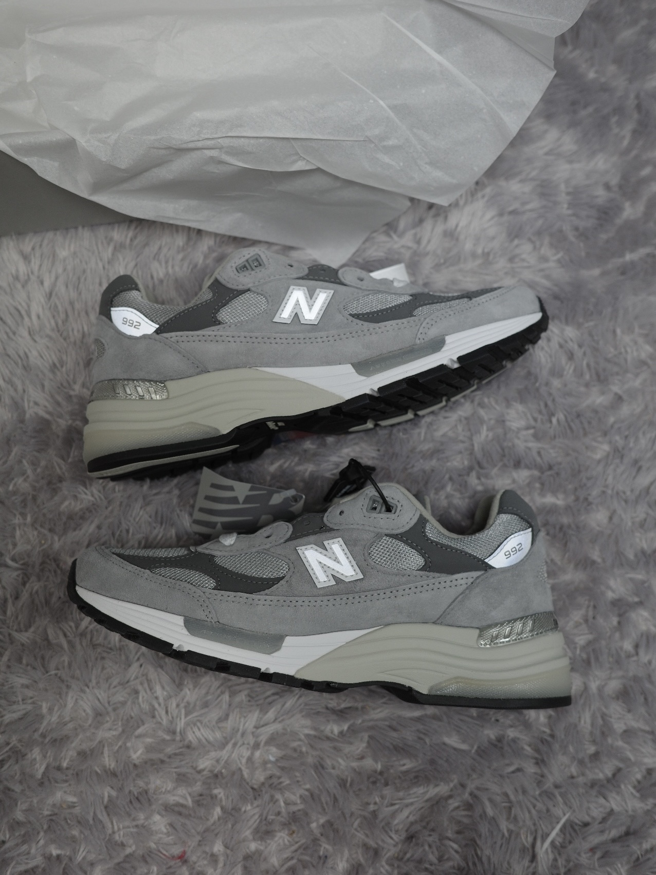 New Balance 992 Made in USA Core Grey Silver Metallic 착용 스타일 - 2