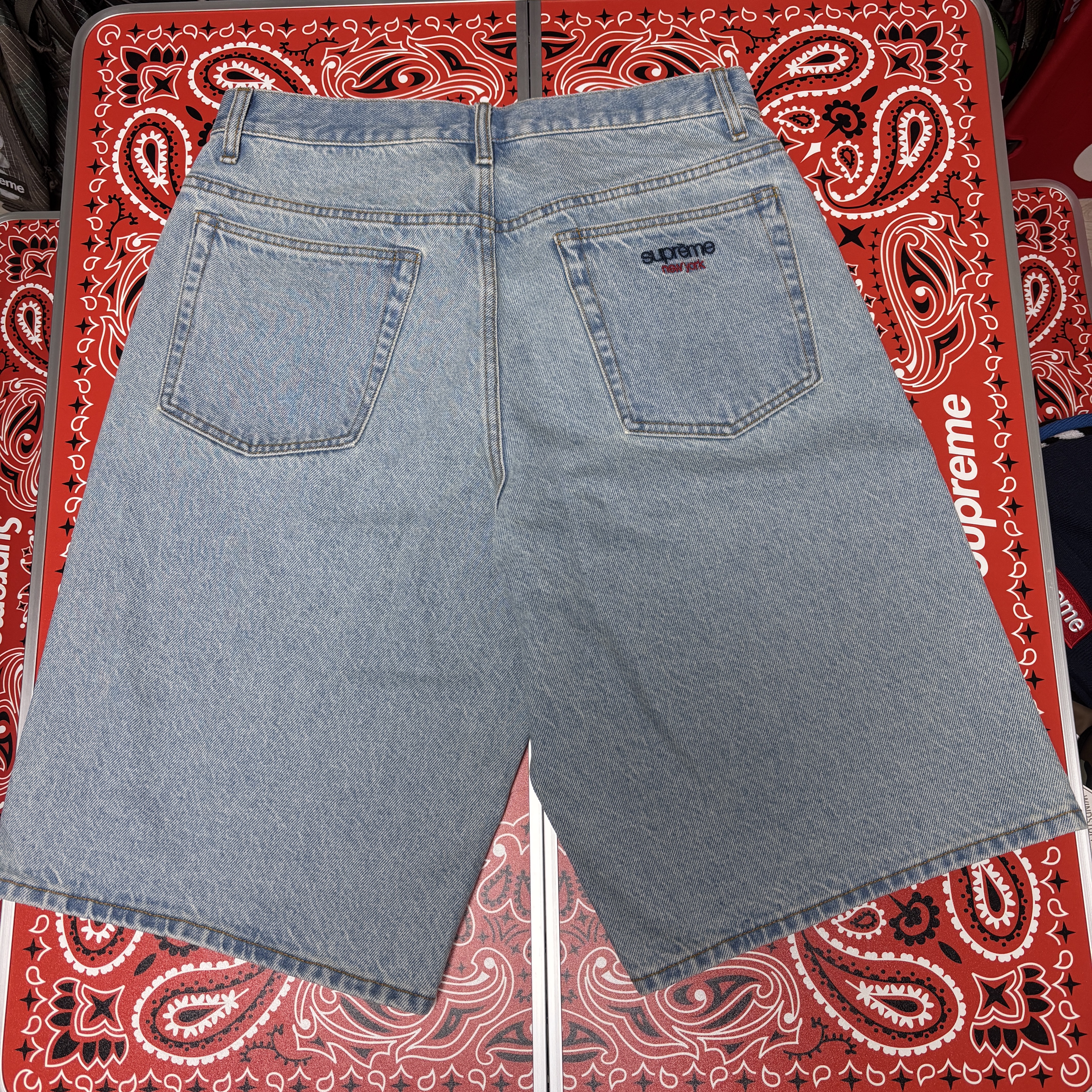 Supreme Baggy Denim Shorts Light Washed Indigo - 25SS 착용 스타일 - 1