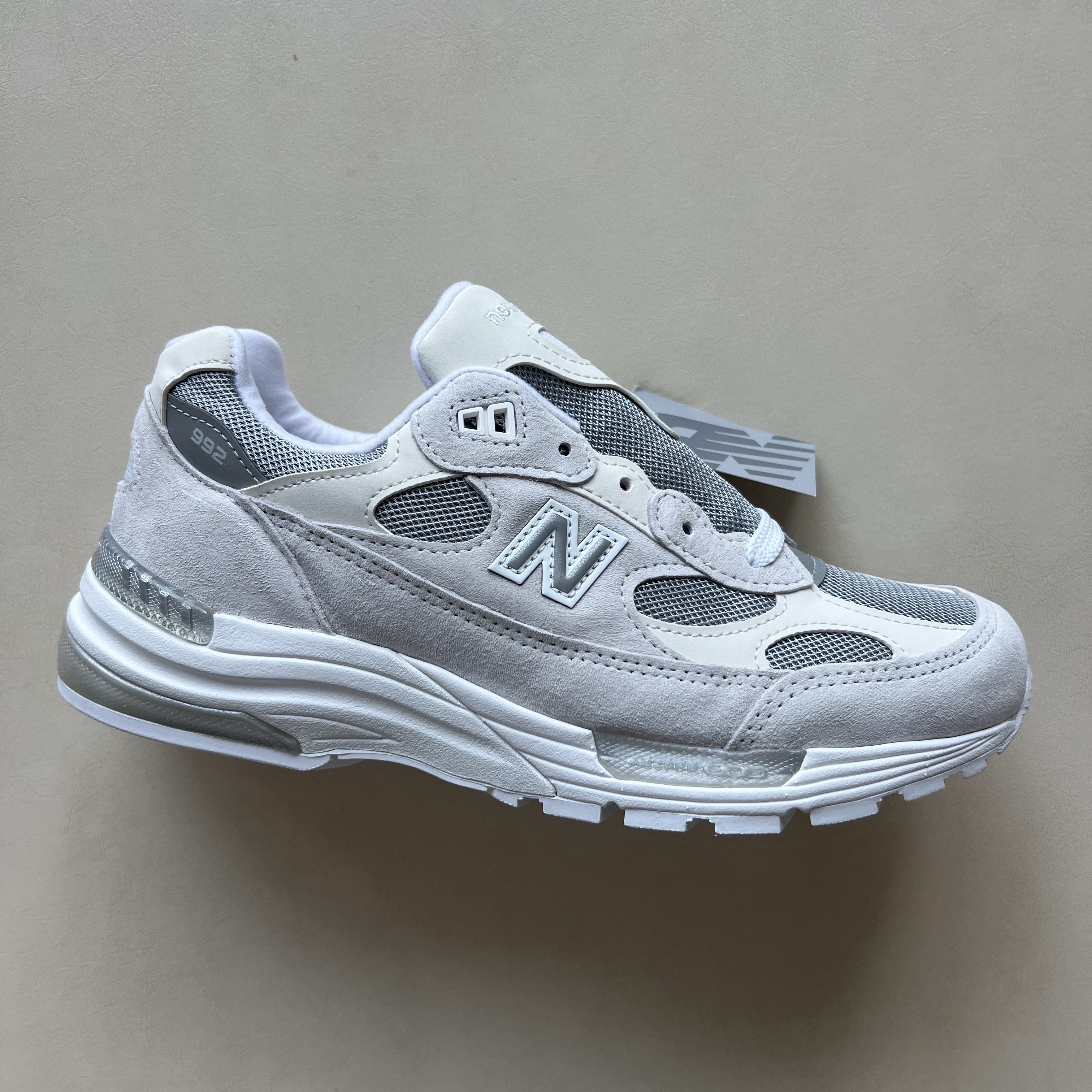 New Balance 992 Made in USA Core White Reflection 착용 스타일