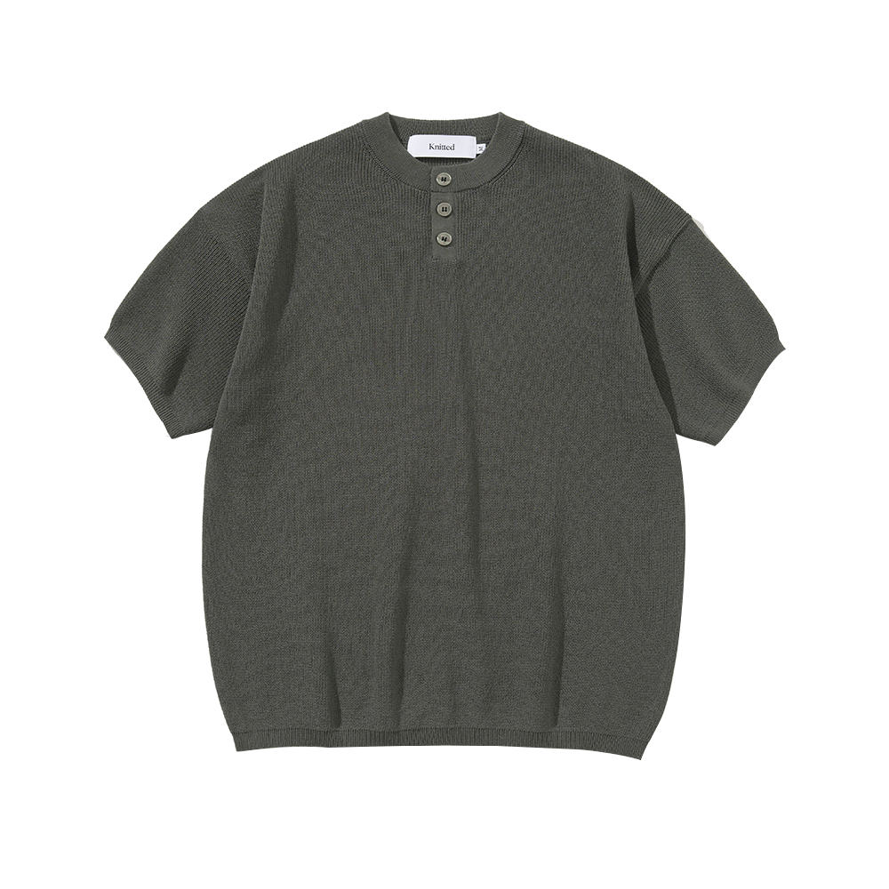 니티드 쿨에버 헨리넥 반팔 니트 차콜(Knitted Coolever Henley Neck Half Sleeve Knit Charcoal)
