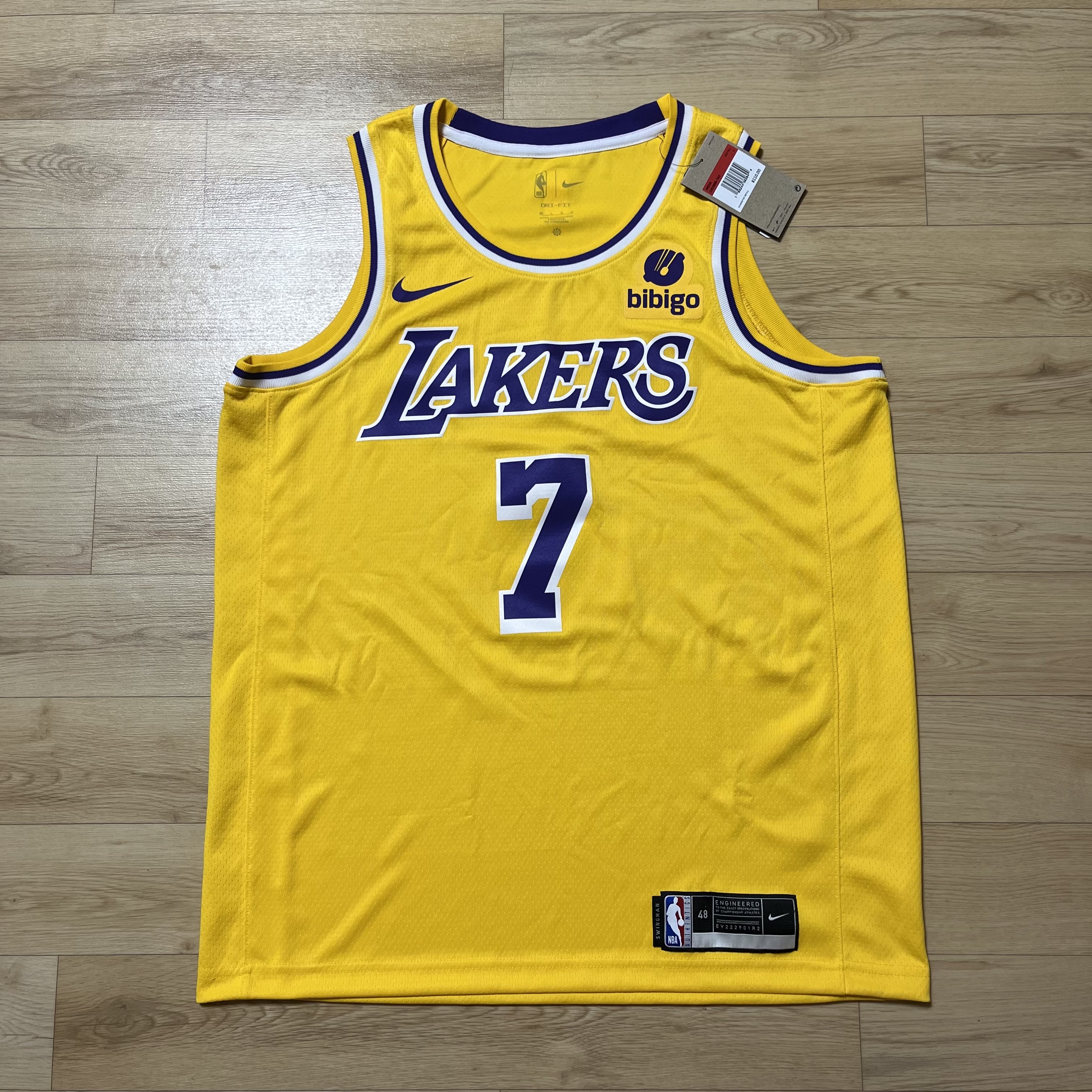 Nike LeBron James LA Lakers Icon Edition Jersey Amarillo 착용 스타일 - 1
