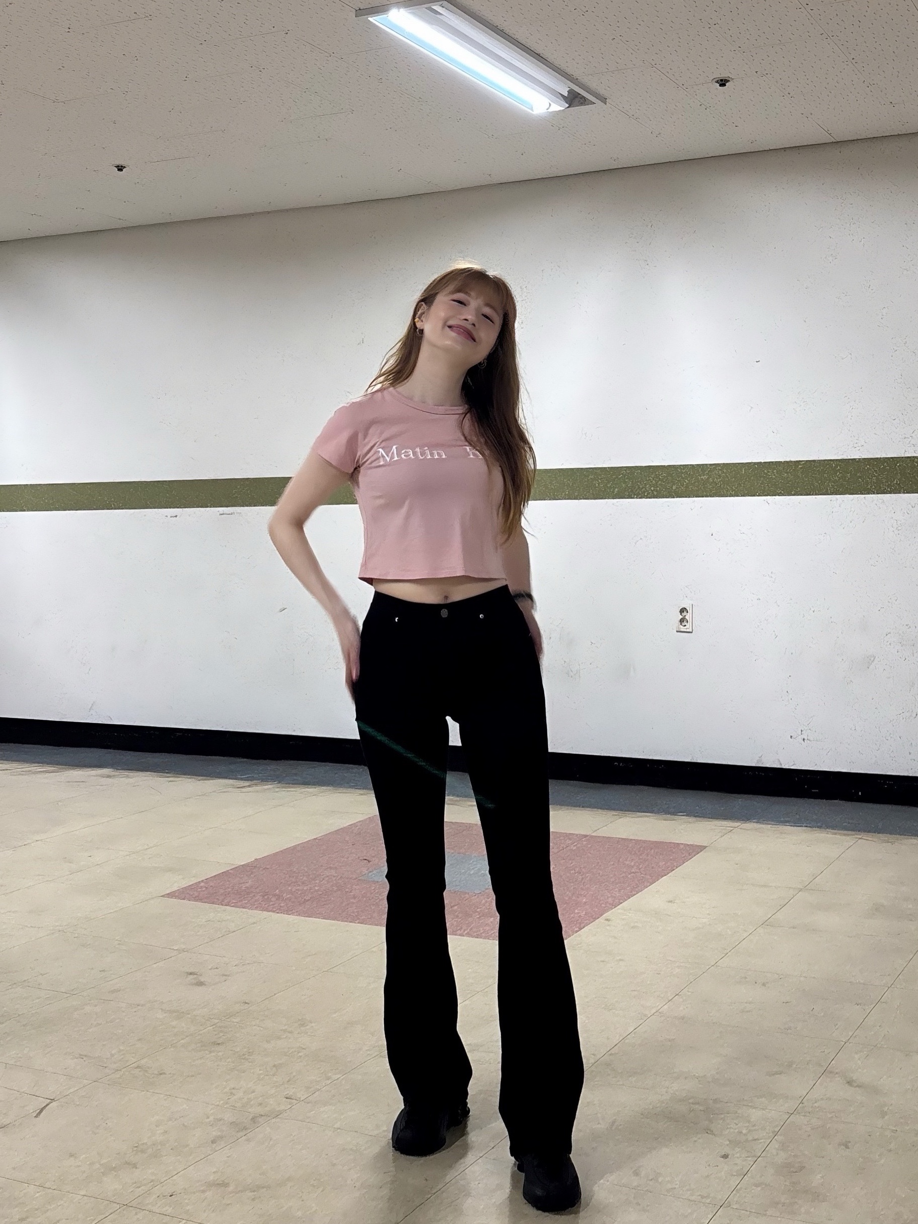 (W) Matin Kim Logo Crop Top Pink, (W) Nike Shox R4 Black 착용 스타일 - 3