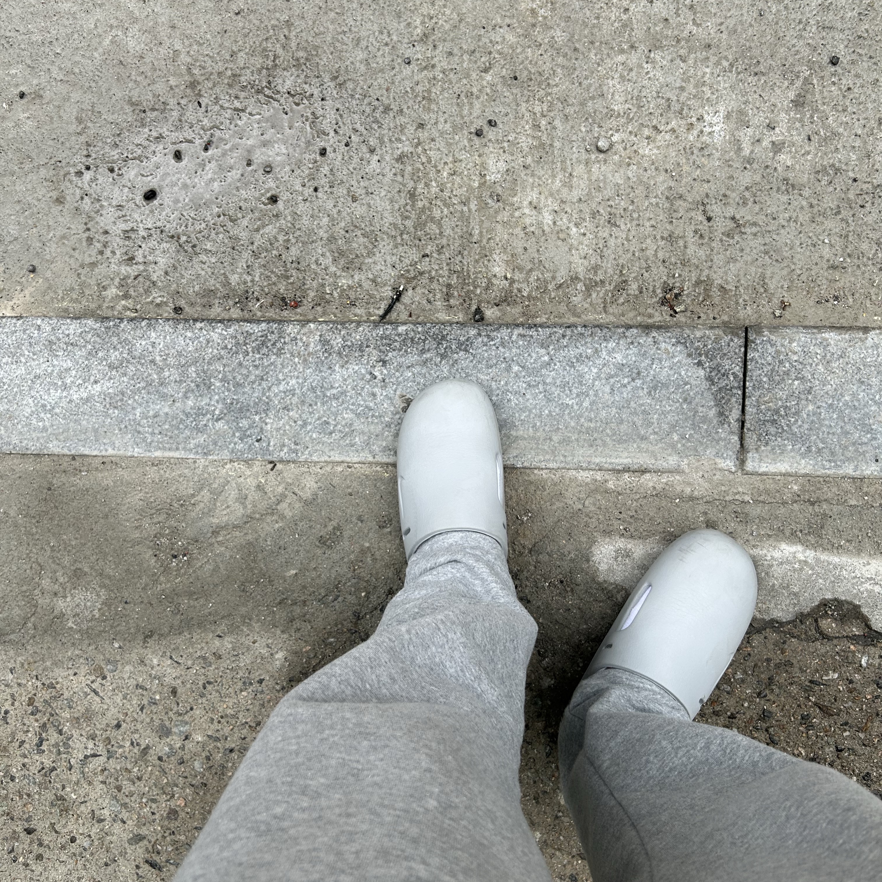 Nike Calm Mule Light Smoke Grey 착용 스타일