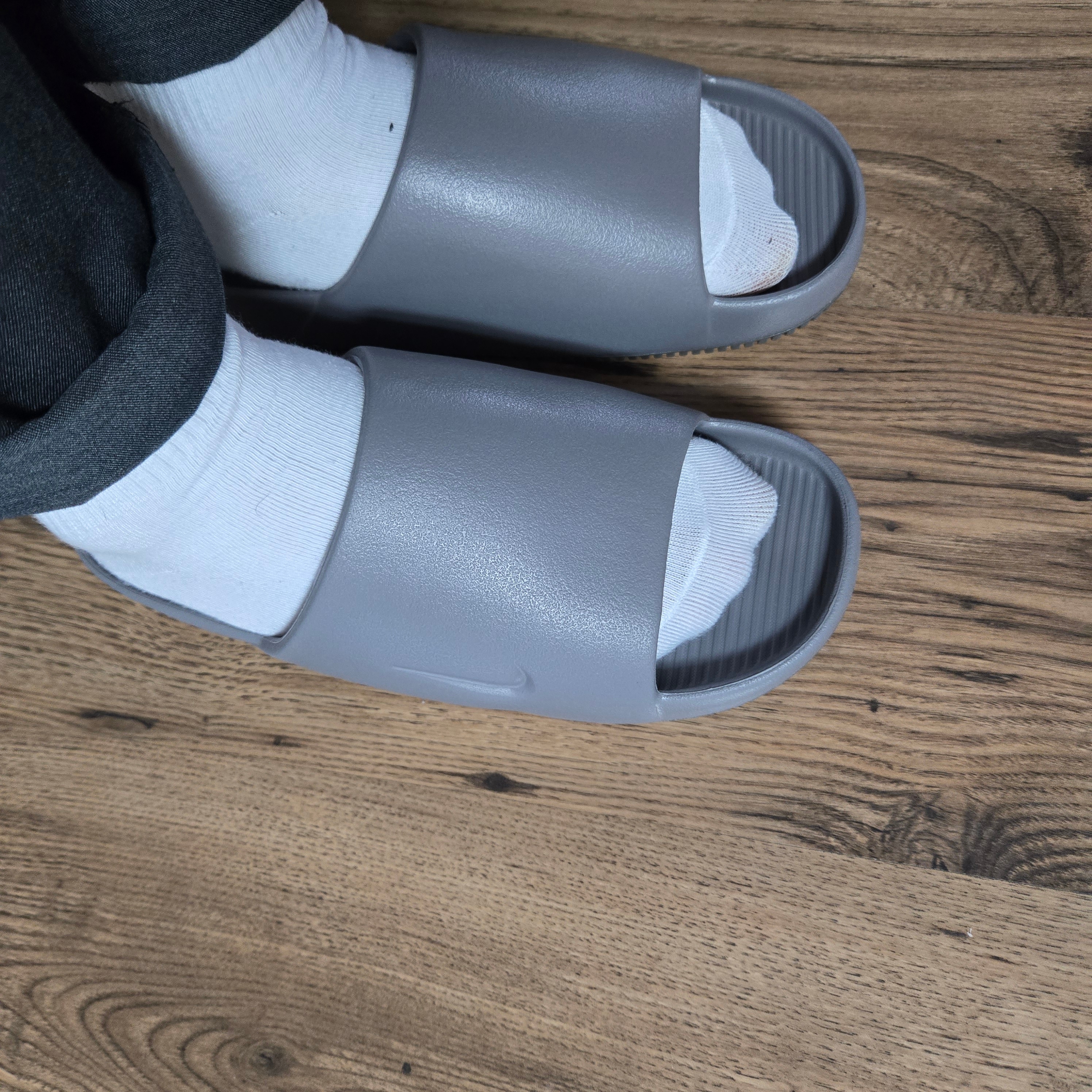 Nike Calm Slide Flat Pewter 착용 스타일 - 3