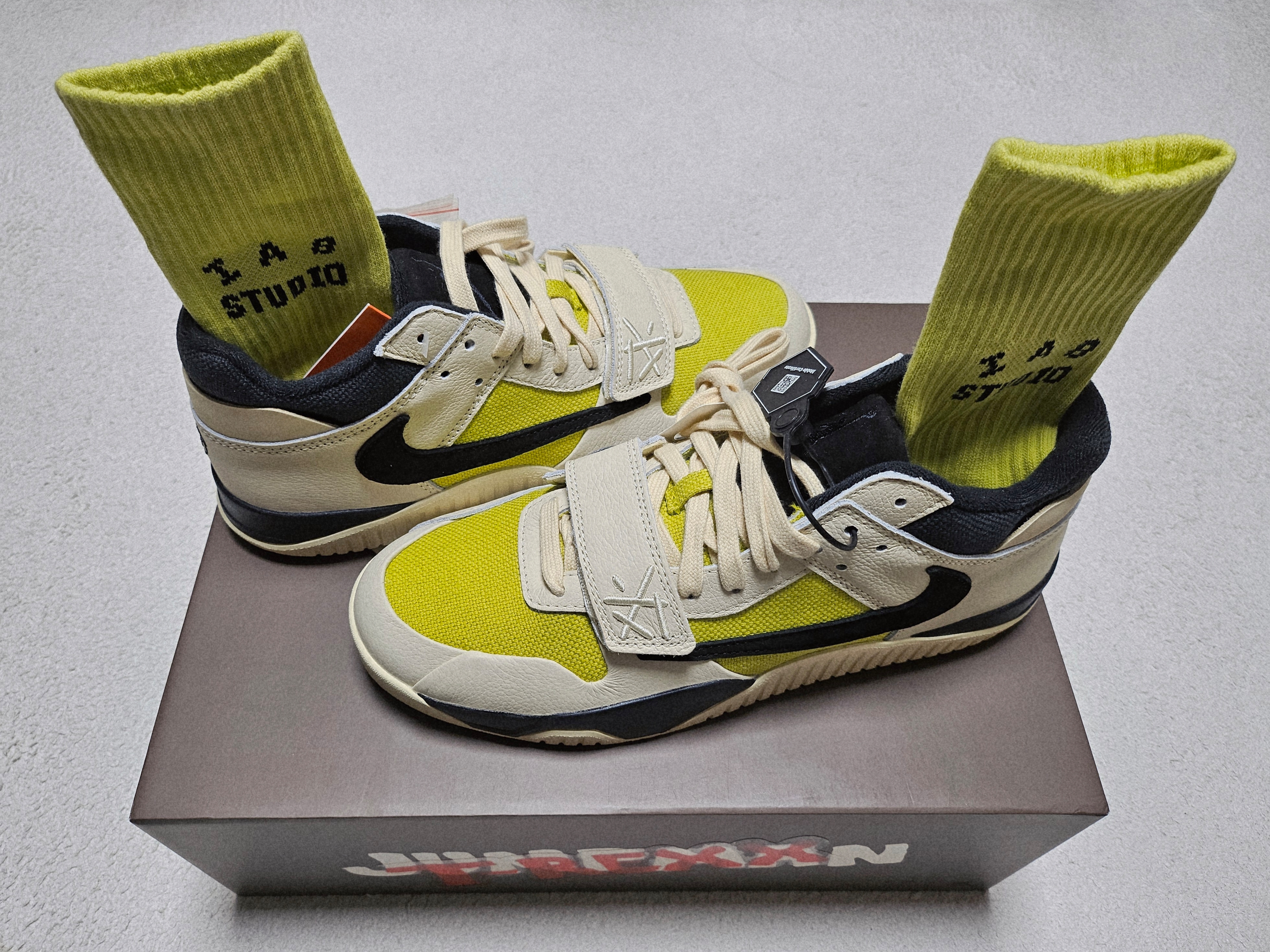 Jordan x Travis Scott Jumpman Jack TR Bright Cactus, IAB Studio Lime Black White Socks (3 Pack) 착용 스타일 - 1