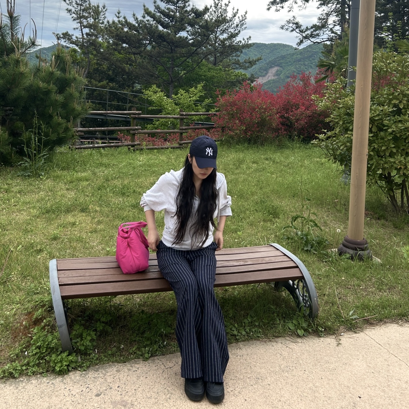COS Padded Shopper Bag Pink 착용 스타일 - 5