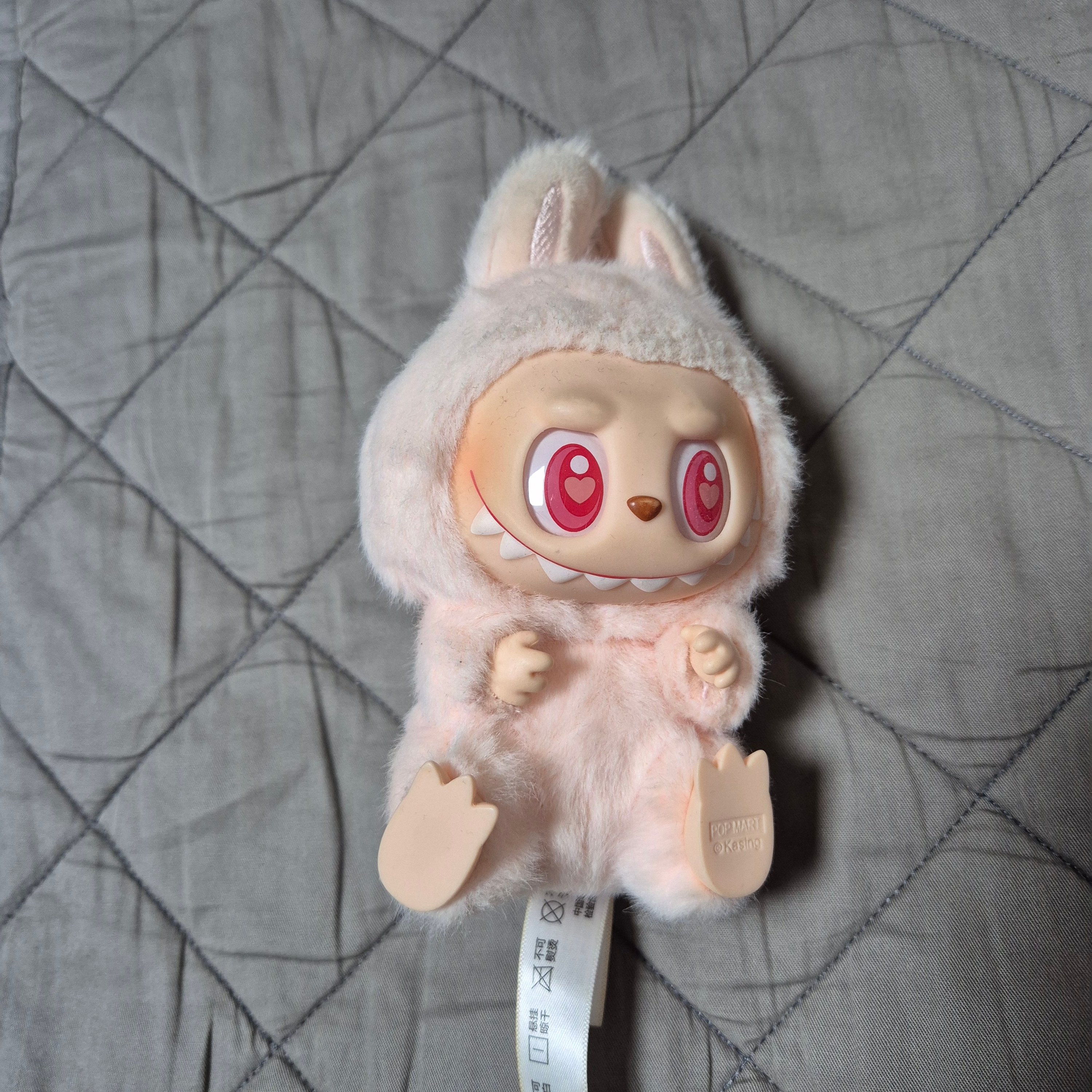 Pop Mart Labubu Let's Play Together Doll Series Sealed Case (1 Blind Box) 착용 스타일