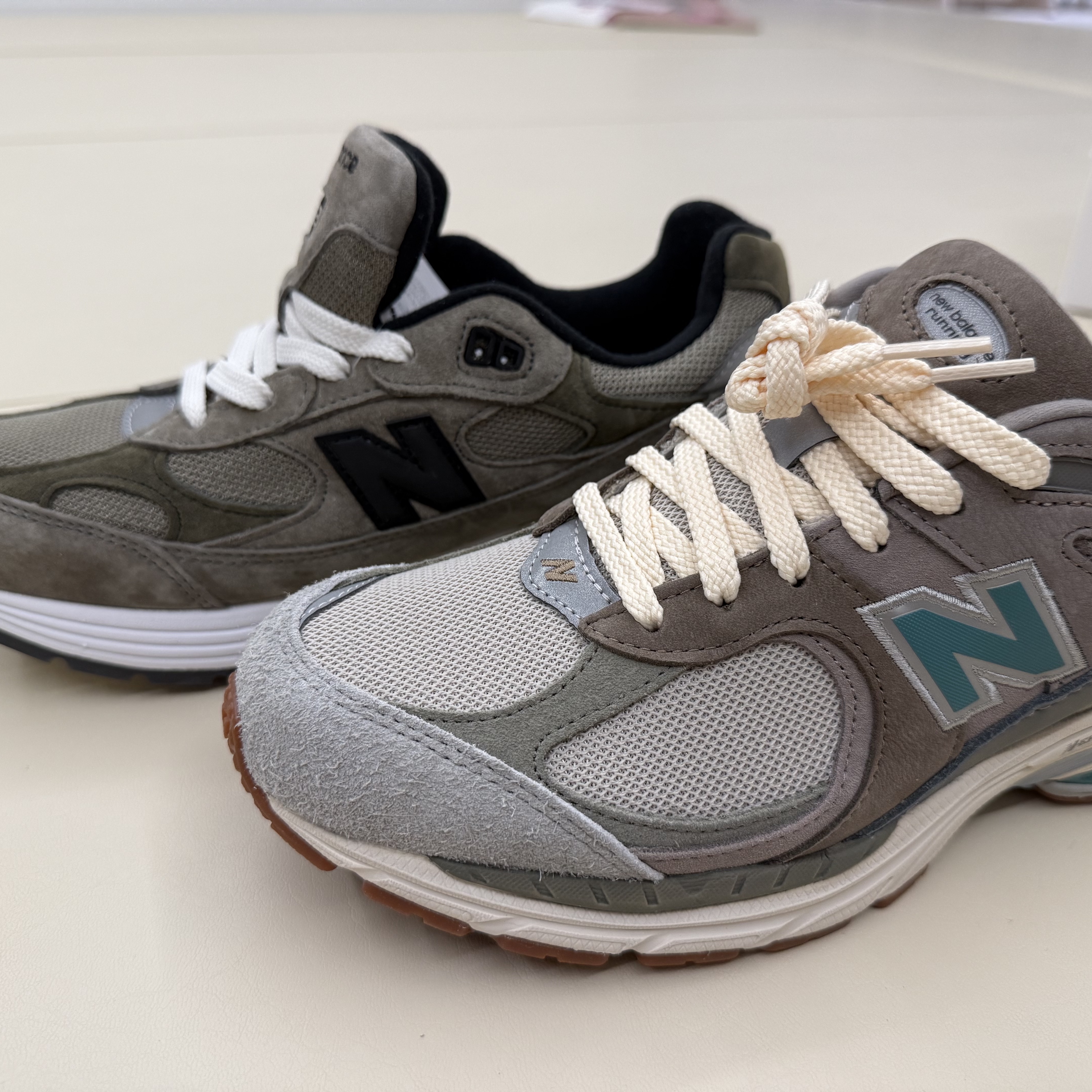 New Balance x Atmos 2002R Beige Grey, New Balance x JJJJound 992 Made in USA Grey 착용 스타일