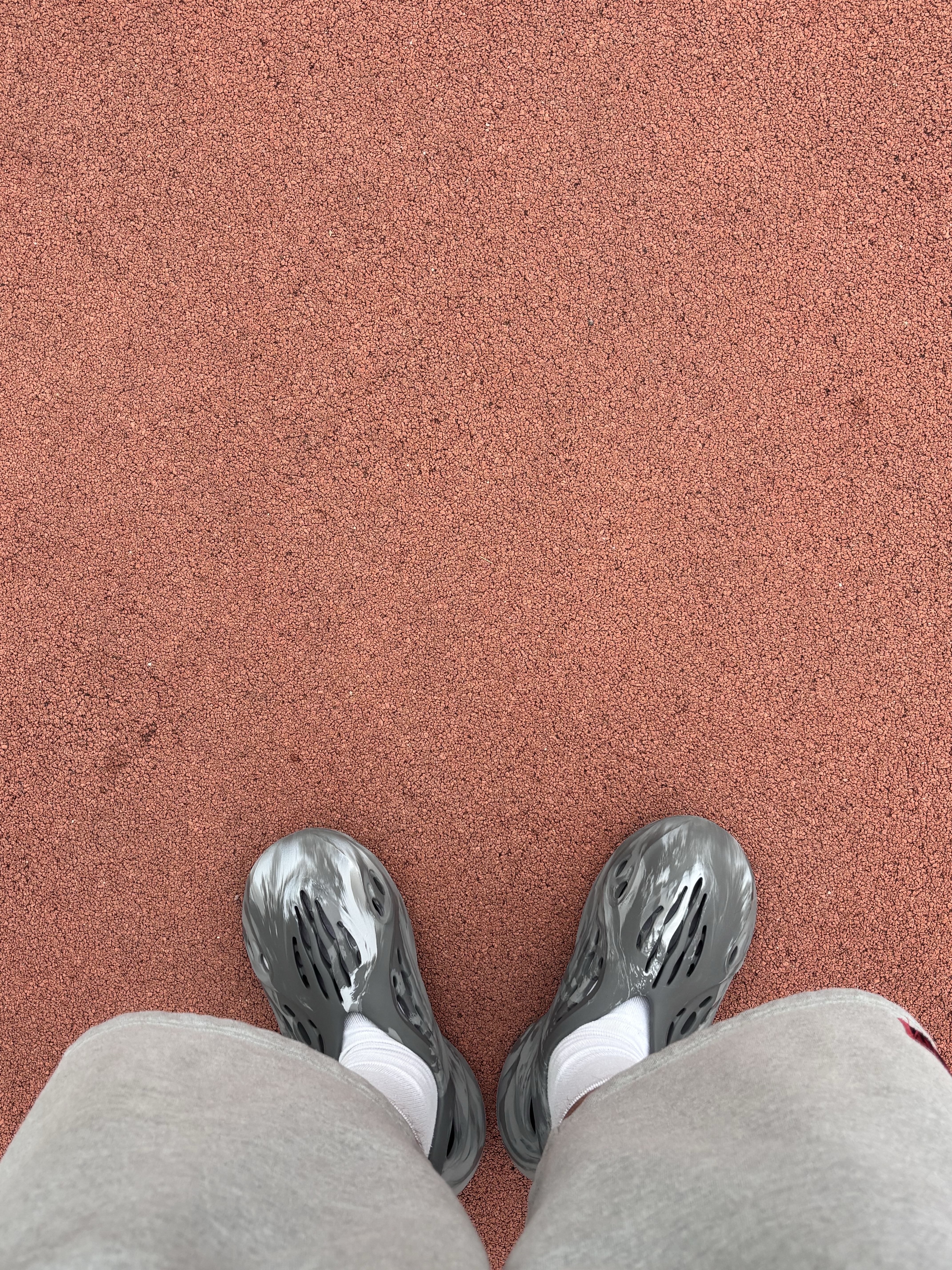 Adidas Yeezy Foam RNNR MX Granite 착용 스타일