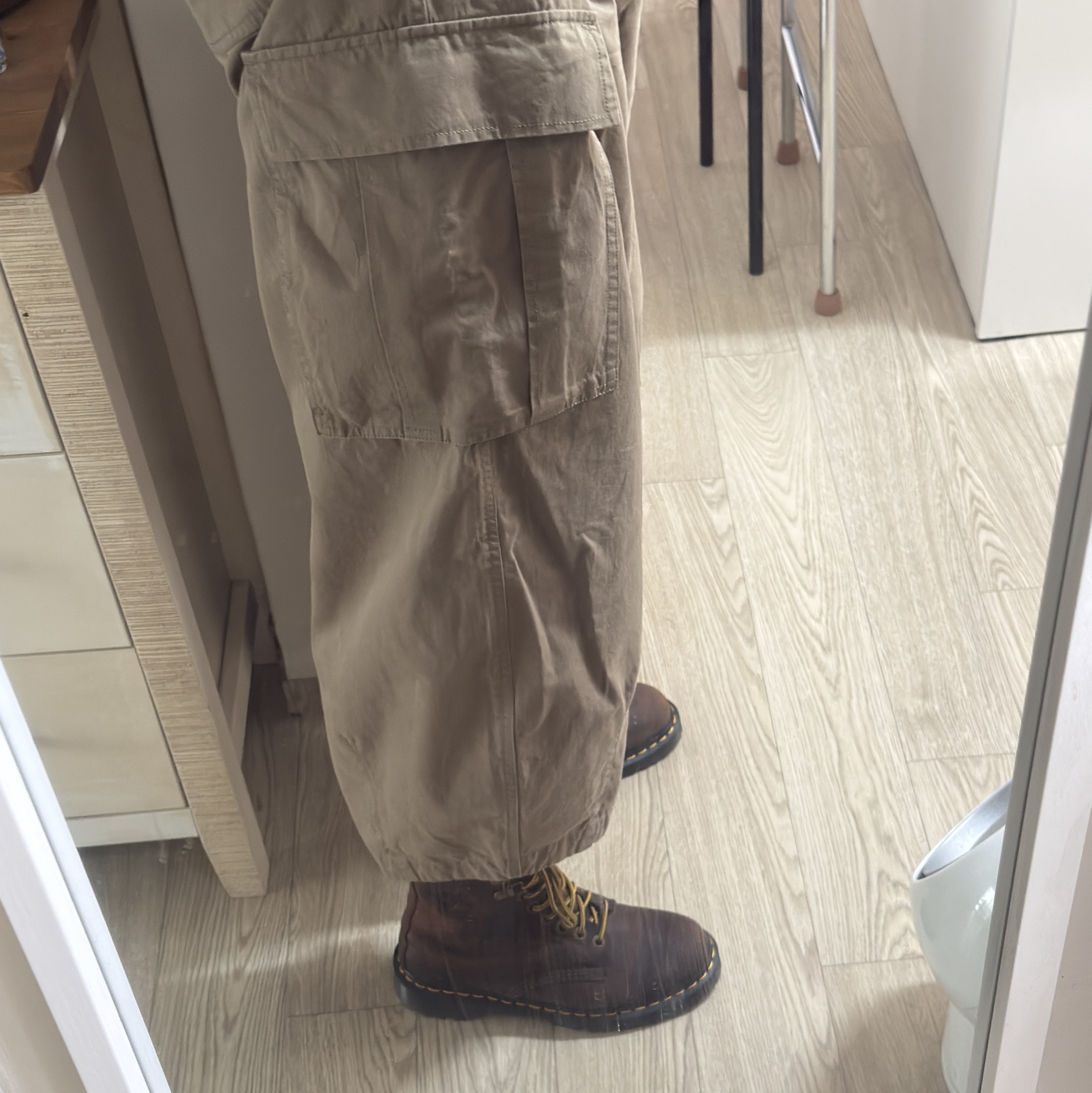 Dr. Martens x Thisisneverthat 1460 Waxed Full Grain Brown, Stussy Wave Dye Beach Shell Jacket Black 착용 스타일 - 5