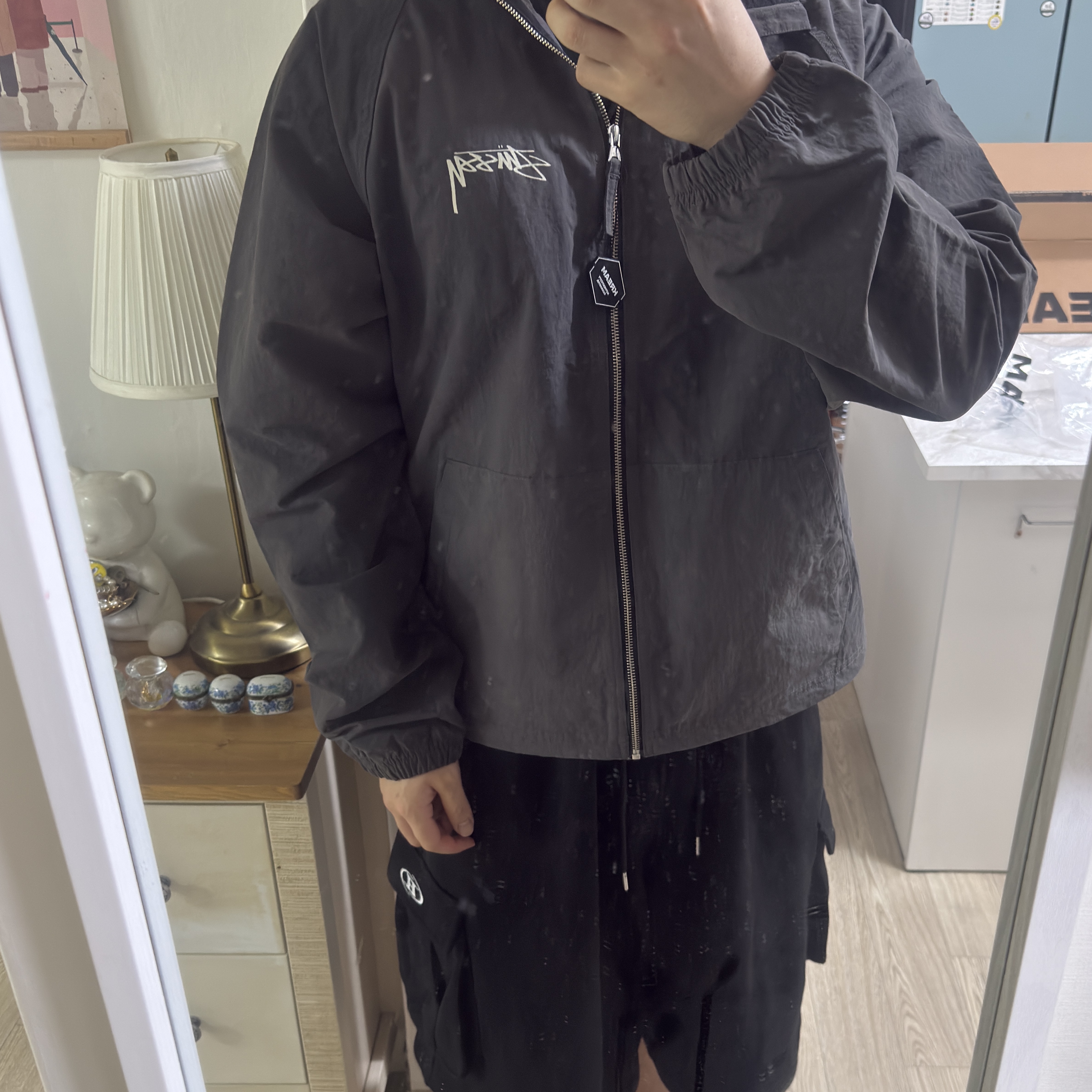 Stussy Wave Dye Beach Shell Jacket Black 착용 스타일 - 2