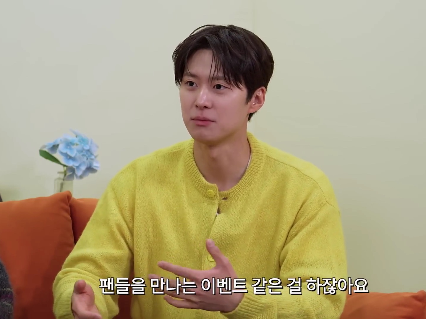 STU Round Neck Cardigan Yellow 착용 스타일 - 3