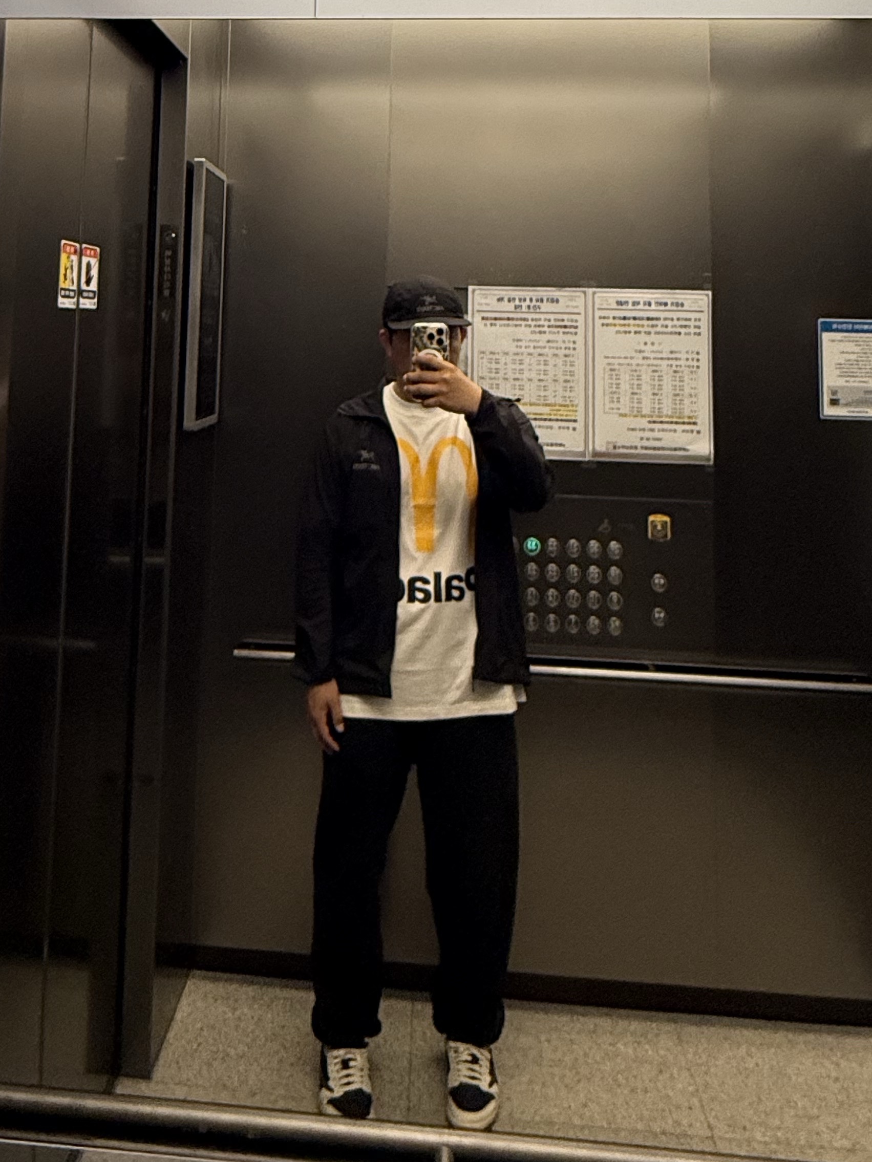 Palace x McDonald's Logo T-Shirt White - 23FW, Arc'teryx Squamish Hoody Black 착용 스타일